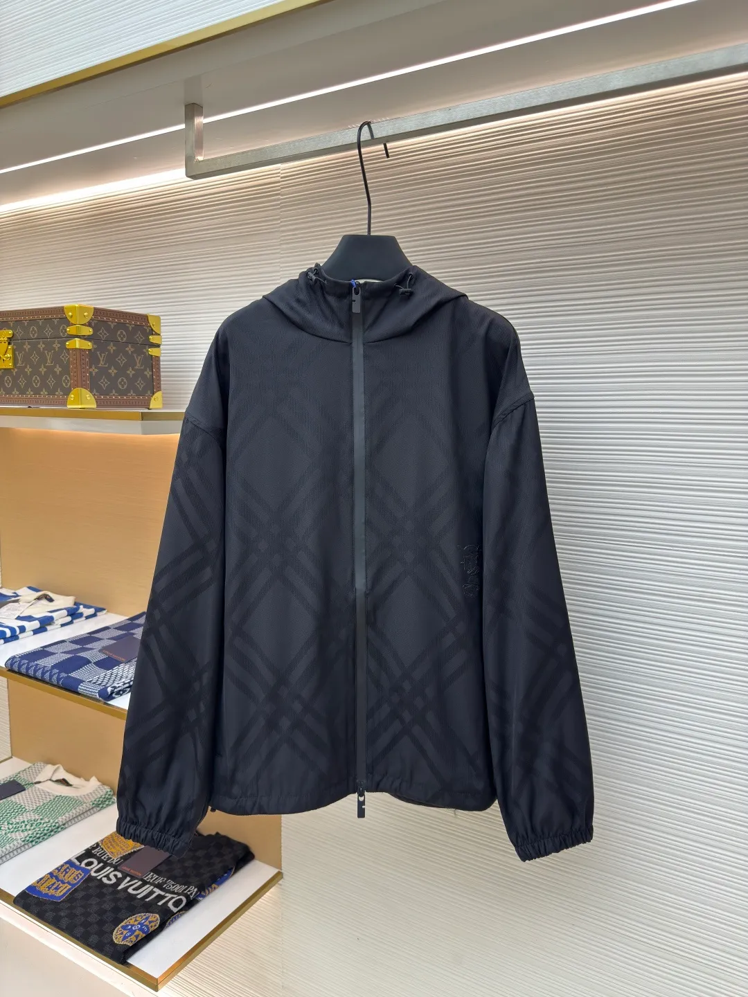 BURBERRY Jacquard Twill Plaid Embroidered Jacket ●Item No.: 1680083-B70 ●Material: nylon fabric ●Technology: Jacquard embroidery production ●Version: Fitted version ●Weight: about 680 grams ●Size: S-M-L-XL ●Description: A highly durable fabric (nylon) made of nylon as the base. The density is only 1.14g/CM³, which reduces its weight by 20% with the same thickness. At the same time, it has extremely strong wear resistance and is not prone to fluffing due to repeated friction. After heavy exercise, its hydrophobic fibers form a capillary effect, guiding sweat to evaporate quickly. The warp yarns are divided by controlling the lifting device, and the electromagnetic needle of the electronic jacquard machine is controlled at a needle speed of 0.01 seconds, so that the weft yarns interweave with the warp yarns at specific positions to form a preset diagonal dark pattern. The overall wiring is straight and delicate, the fabric is comfortable and soft, and the color is consistent without color difference. It can be matched with the same style to create a fashionable look and control various occasions. Customized accessories, complete with three standards, same style for men and women!