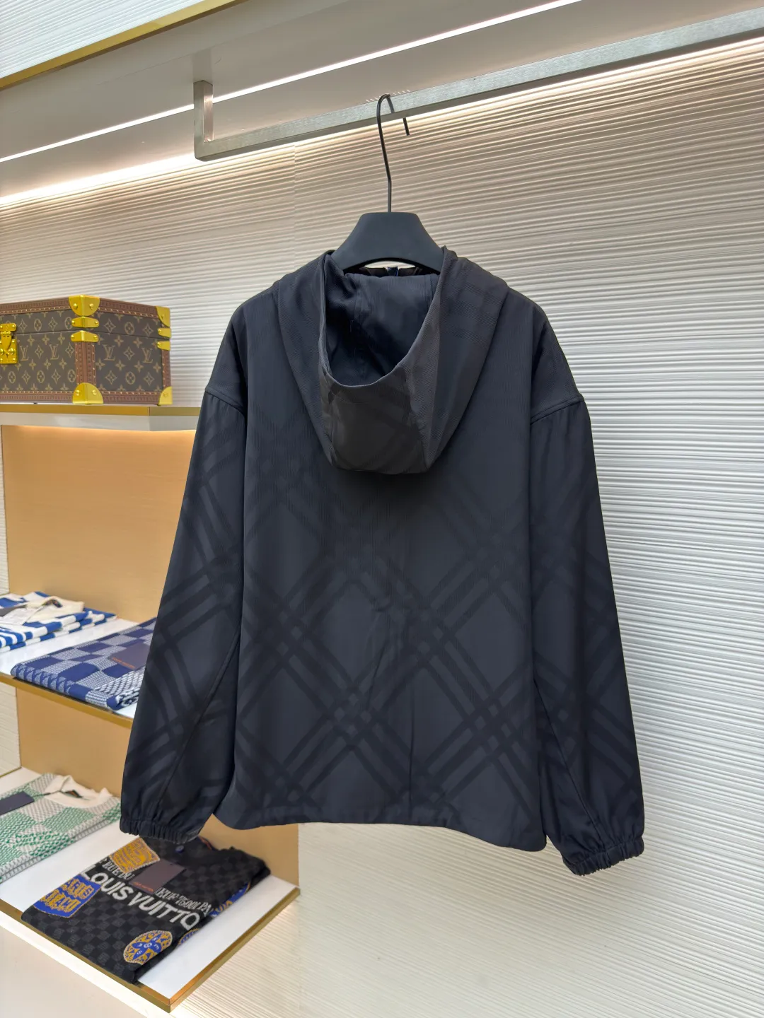 BURBERRY Jacquard Twill Plaid Embroidered Jacket ●Item No.: 1680083-B70 ●Material: nylon fabric ●Technology: Jacquard embroidery production ●Version: Fitted version ●Weight: about 680 grams ●Size: S-M-L-XL ●Description: A highly durable fabric (nylon) made of nylon as the base. The density is only 1.14g/CM³, which reduces its weight by 20% with the same thickness. At the same time, it has extremely strong wear resistance and is not prone to fluffing due to repeated friction. After heavy exercise, its hydrophobic fibers form a capillary effect, guiding sweat to evaporate quickly. The warp yarns are divided by controlling the lifting device, and the electromagnetic needle of the electronic jacquard machine is controlled at a needle speed of 0.01 seconds, so that the weft yarns interweave with the warp yarns at specific positions to form a preset diagonal dark pattern. The overall wiring is straight and delicate, the fabric is comfortable and soft, and the color is consistent without color difference. It can be matched with the same style to create a fashionable look and control various occasions. Customized accessories, complete with three standards, same style for men and women!