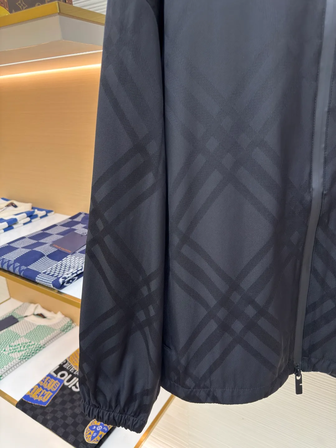 BURBERRY Jacquard Twill Plaid Embroidered Jacket ●Item No.: 1680083-B70 ●Material: nylon fabric ●Technology: Jacquard embroidery production ●Version: Fitted version ●Weight: about 680 grams ●Size: S-M-L-XL ●Description: A highly durable fabric (nylon) made of nylon as the base. The density is only 1.14g/CM³, which reduces its weight by 20% with the same thickness. At the same time, it has extremely strong wear resistance and is not prone to fluffing due to repeated friction. After heavy exercise, its hydrophobic fibers form a capillary effect, guiding sweat to evaporate quickly. The warp yarns are divided by controlling the lifting device, and the electromagnetic needle of the electronic jacquard machine is controlled at a needle speed of 0.01 seconds, so that the weft yarns interweave with the warp yarns at specific positions to form a preset diagonal dark pattern. The overall wiring is straight and delicate, the fabric is comfortable and soft, and the color is consistent without color difference. It can be matched with the same style to create a fashionable look and control various occasions. Customized accessories, complete with three standards, same style for men and women!