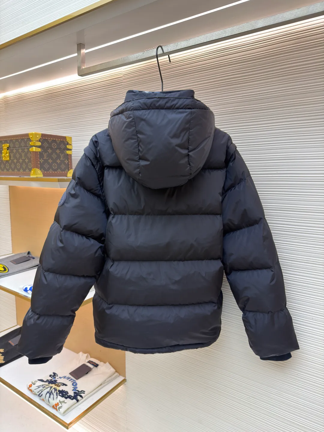 Burberry detachable sleeve down jacket ●Original version: Purchased and developed by 4788 ●Item number: 1682186-C85 ●Fabric: goose down fabric ●Technology: mechanical down filling ●Color: navy ●Version: fitted version ●Weight: about 1085 grams ●Size: S-M-L-XL ●Description: Filled with goose down and thermal fiber. Decorated with the brand's knight's seal appliqué, inspired by archival graphics from the 1980s. Incorporating detachable sleeve design, you can freely switch between jacket and vest styles. Featuring a relaxed fit, the detachable hood and collar are lined in wool and accented with Burberry check. Two-way zip closure and detachable drawstring hood. Detachable sleeves Side zip pockets Drawstring hem Windproof cuffs Burberry check lining on hood and collar Knight seal appliqué on sleeves. The overall wiring is straight and delicate, the fabric is comfortable and soft, and the color is consistent without color difference. It can be matched with the same style to create a fashionable look and control various occasions. Customized accessories, complete with three standards, same style for men and women!