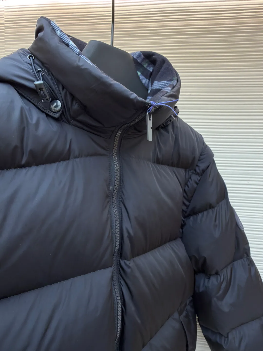 Burberry detachable sleeve down jacket ●Original version: Purchased and developed by 4788 ●Item number: 1682186-C85 ●Fabric: goose down fabric ●Technology: mechanical down filling ●Color: navy ●Version: fitted version ●Weight: about 1085 grams ●Size: S-M-L-XL ●Description: Filled with goose down and thermal fiber. Decorated with the brand's knight's seal appliqué, inspired by archival graphics from the 1980s. Incorporating detachable sleeve design, you can freely switch between jacket and vest styles. Featuring a relaxed fit, the detachable hood and collar are lined in wool and accented with Burberry check. Two-way zip closure and detachable drawstring hood. Detachable sleeves Side zip pockets Drawstring hem Windproof cuffs Burberry check lining on hood and collar Knight seal appliqué on sleeves. The overall wiring is straight and delicate, the fabric is comfortable and soft, and the color is consistent without color difference. It can be matched with the same style to create a fashionable look and control various occasions. Customized accessories, complete with three standards, same style for men and women!