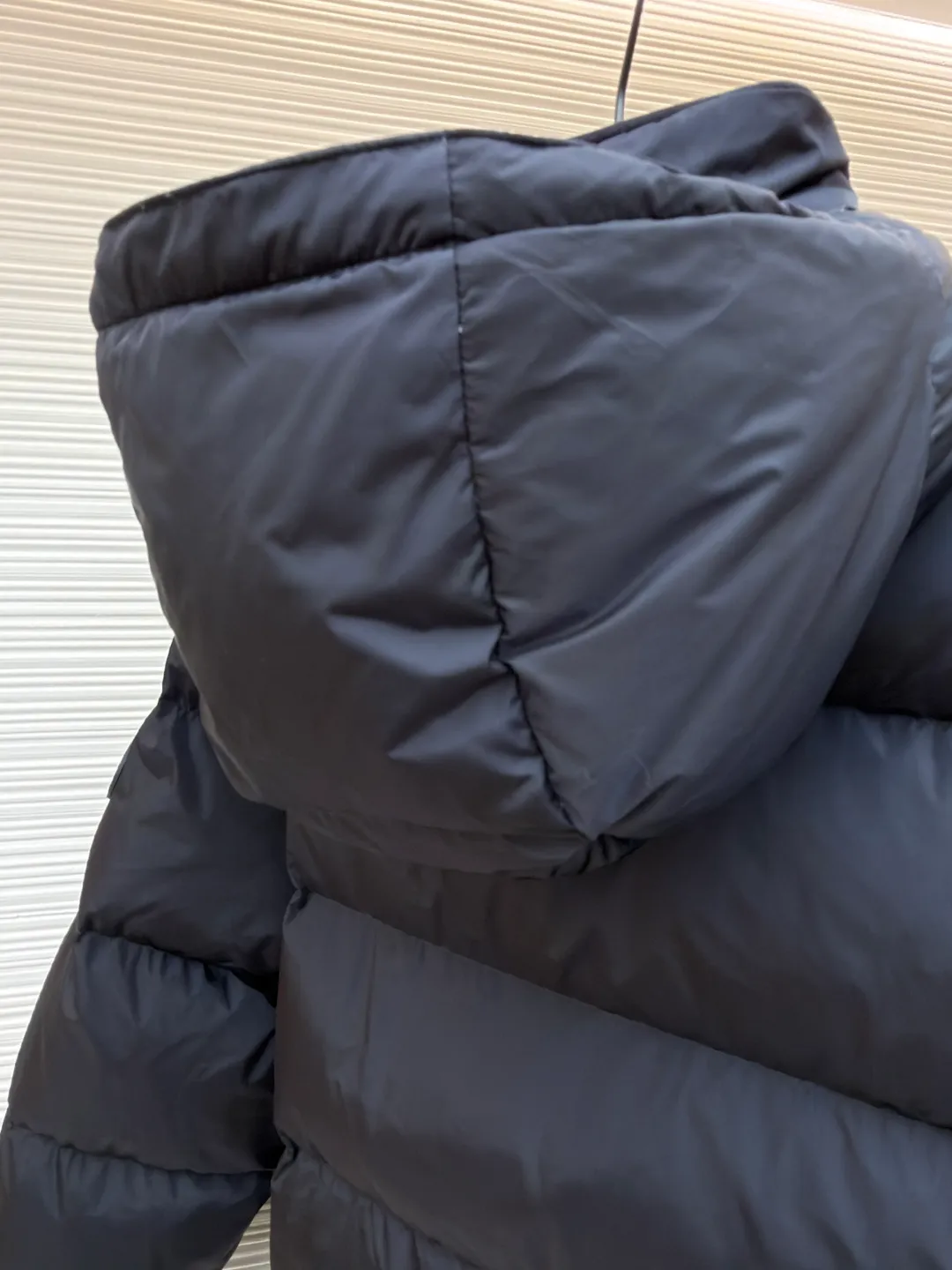 Burberry detachable sleeve down jacket ●Original version: Purchased and developed by 4788 ●Item number: 1682186-C85 ●Fabric: goose down fabric ●Technology: mechanical down filling ●Color: navy ●Version: fitted version ●Weight: about 1085 grams ●Size: S-M-L-XL ●Description: Filled with goose down and thermal fiber. Decorated with the brand's knight's seal appliqué, inspired by archival graphics from the 1980s. Incorporating detachable sleeve design, you can freely switch between jacket and vest styles. Featuring a relaxed fit, the detachable hood and collar are lined in wool and accented with Burberry check. Two-way zip closure and detachable drawstring hood. Detachable sleeves Side zip pockets Drawstring hem Windproof cuffs Burberry check lining on hood and collar Knight seal appliqué on sleeves. The overall wiring is straight and delicate, the fabric is comfortable and soft, and the color is consistent without color difference. It can be matched with the same style to create a fashionable look and control various occasions. Customized accessories, complete with three standards, same style for men and women!