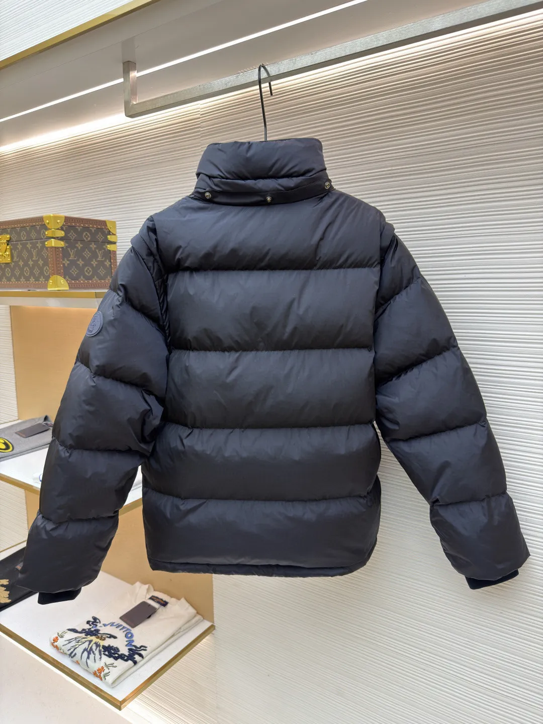 Burberry detachable sleeve down jacket ●Original version: Purchased and developed by 4788 ●Item number: 1682186-C85 ●Fabric: goose down fabric ●Technology: mechanical down filling ●Color: navy ●Version: fitted version ●Weight: about 1085 grams ●Size: S-M-L-XL ●Description: Filled with goose down and thermal fiber. Decorated with the brand's knight's seal appliqué, inspired by archival graphics from the 1980s. Incorporating detachable sleeve design, you can freely switch between jacket and vest styles. Featuring a relaxed fit, the detachable hood and collar are lined in wool and accented with Burberry check. Two-way zip closure and detachable drawstring hood. Detachable sleeves Side zip pockets Drawstring hem Windproof cuffs Burberry check lining on hood and collar Knight seal appliqué on sleeves. The overall wiring is straight and delicate, the fabric is comfortable and soft, and the color is consistent without color difference. It can be matched with the same style to create a fashionable look and control various occasions. Customized accessories, complete with three standards, same style for men and women!
