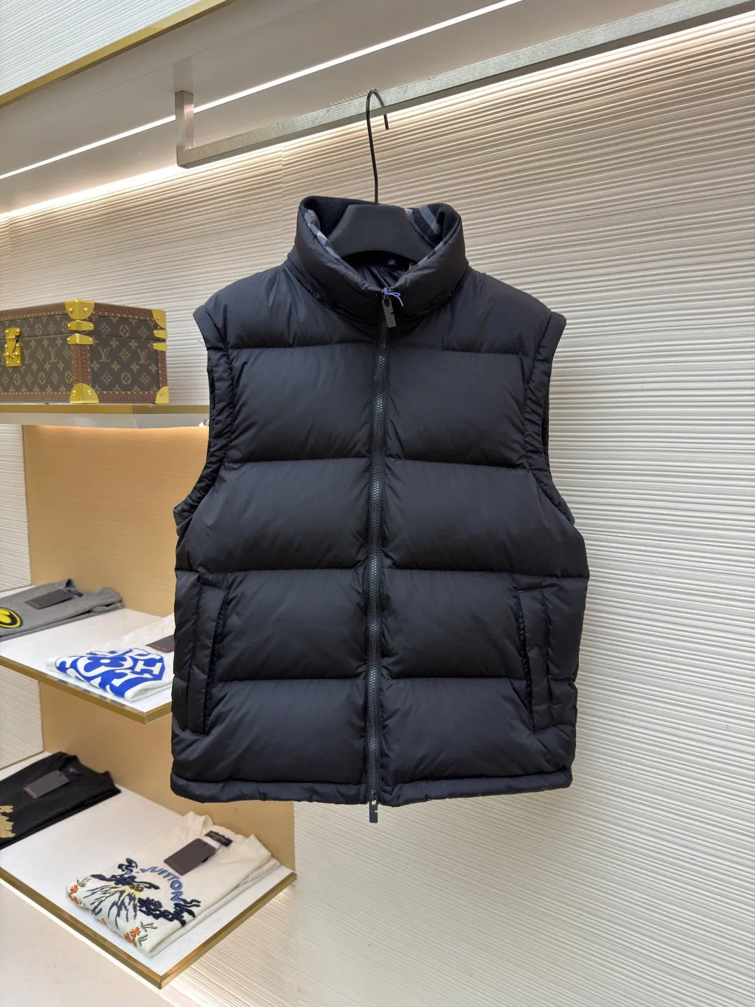 Burberry detachable sleeve down jacket ●Original version: Purchased and developed by 4788 ●Item number: 1682186-C85 ●Fabric: goose down fabric ●Technology: mechanical down filling ●Color: navy ●Version: fitted version ●Weight: about 1085 grams ●Size: S-M-L-XL ●Description: Filled with goose down and thermal fiber. Decorated with the brand's knight's seal appliqué, inspired by archival graphics from the 1980s. Incorporating detachable sleeve design, you can freely switch between jacket and vest styles. Featuring a relaxed fit, the detachable hood and collar are lined in wool and accented with Burberry check. Two-way zip closure and detachable drawstring hood. Detachable sleeves Side zip pockets Drawstring hem Windproof cuffs Burberry check lining on hood and collar Knight seal appliqué on sleeves. The overall wiring is straight and delicate, the fabric is comfortable and soft, and the color is consistent without color difference. It can be matched with the same style to create a fashionable look and control various occasions. Customized accessories, complete with three standards, same style for men and women!