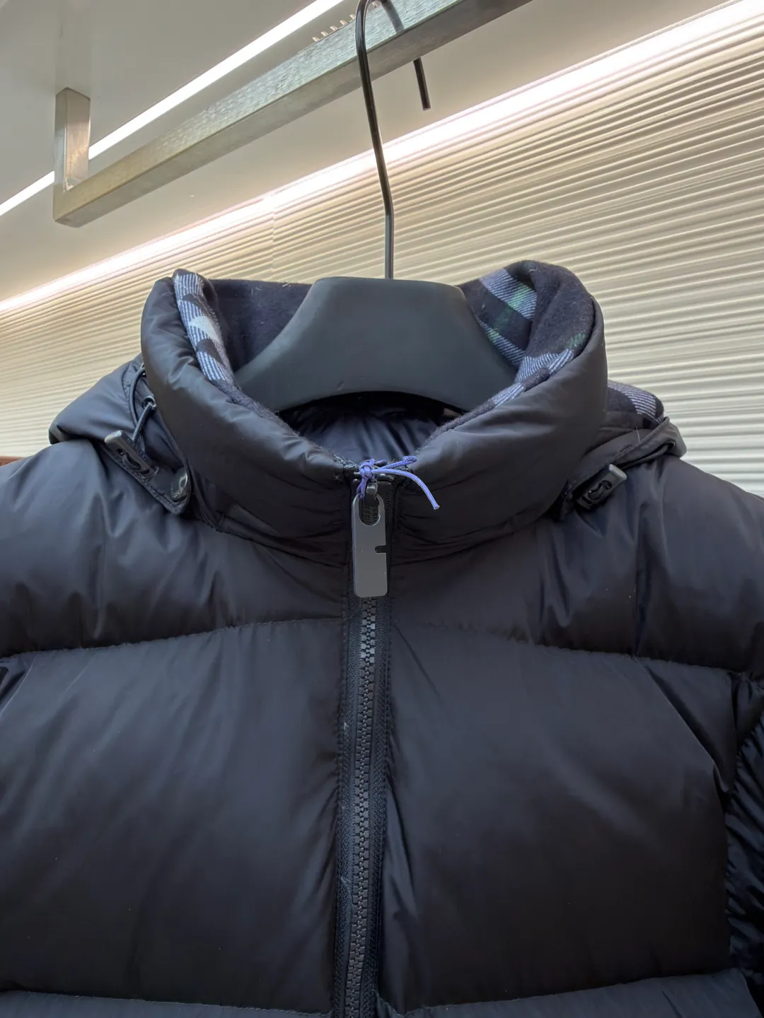 Burberry detachable sleeve down jacket ●Original version: Purchased and developed by 4788 ●Item number: 1682186-C85 ●Fabric: goose down fabric ●Technology: mechanical down filling ●Color: navy ●Version: fitted version ●Weight: about 1085 grams ●Size: S-M-L-XL ●Description: Filled with goose down and thermal fiber. Decorated with the brand's knight's seal appliqué, inspired by archival graphics from the 1980s. Incorporating detachable sleeve design, you can freely switch between jacket and vest styles. Featuring a relaxed fit, the detachable hood and collar are lined in wool and accented with Burberry check. Two-way zip closure and detachable drawstring hood. Detachable sleeves Side zip pockets Drawstring hem Windproof cuffs Burberry check lining on hood and collar Knight seal appliqué on sleeves. The overall wiring is straight and delicate, the fabric is comfortable and soft, and the color is consistent without color difference. It can be matched with the same style to create a fashionable look and control various occasions. Customized accessories, complete with three standards, same style for men and women!
