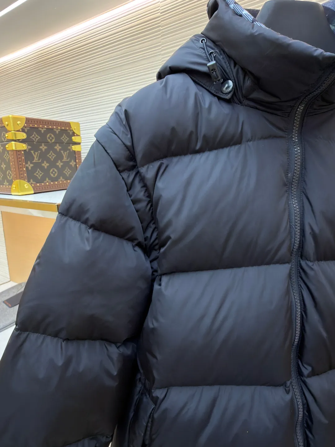 Burberry detachable sleeve down jacket ●Original version: Purchased and developed by 4788 ●Item number: 1682186-C85 ●Fabric: goose down fabric ●Technology: mechanical down filling ●Color: navy ●Version: fitted version ●Weight: about 1085 grams ●Size: S-M-L-XL ●Description: Filled with goose down and thermal fiber. Decorated with the brand's knight's seal appliqué, inspired by archival graphics from the 1980s. Incorporating detachable sleeve design, you can freely switch between jacket and vest styles. Featuring a relaxed fit, the detachable hood and collar are lined in wool and accented with Burberry check. Two-way zip closure and detachable drawstring hood. Detachable sleeves Side zip pockets Drawstring hem Windproof cuffs Burberry check lining on hood and collar Knight seal appliqué on sleeves. The overall wiring is straight and delicate, the fabric is comfortable and soft, and the color is consistent without color difference. It can be matched with the same style to create a fashionable look and control various occasions. Customized accessories, complete with three standards, same style for men and women!