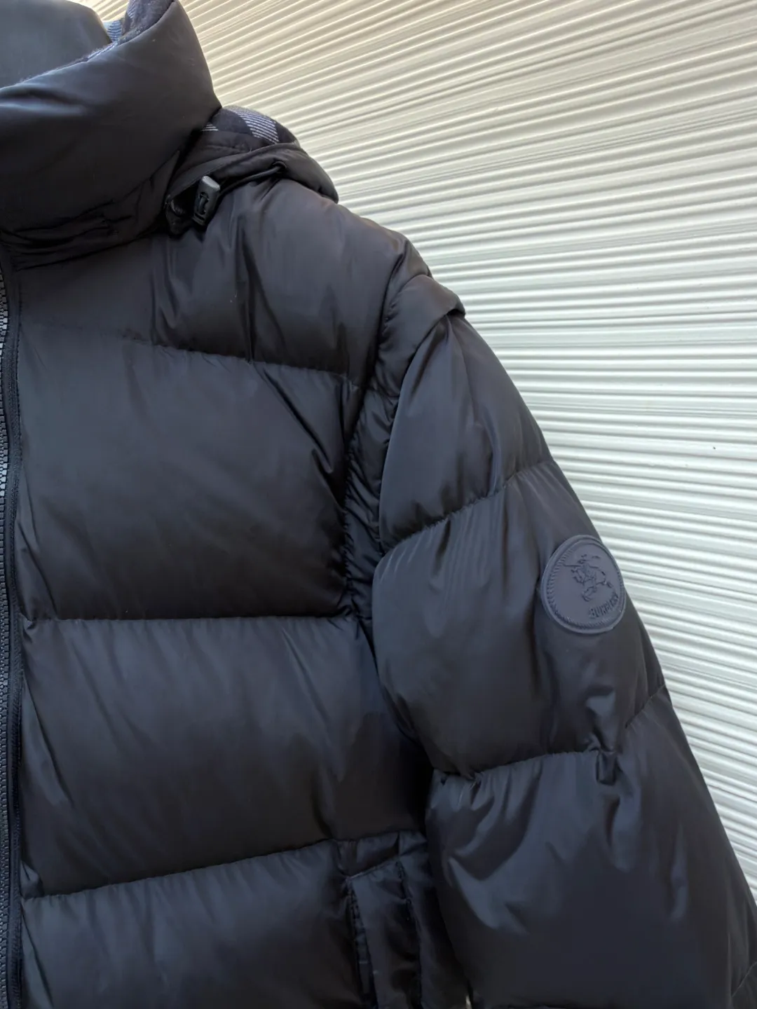Burberry detachable sleeve down jacket ●Original version: Purchased and developed by 4788 ●Item number: 1682186-C85 ●Fabric: goose down fabric ●Technology: mechanical down filling ●Color: navy ●Version: fitted version ●Weight: about 1085 grams ●Size: S-M-L-XL ●Description: Filled with goose down and thermal fiber. Decorated with the brand's knight's seal appliqué, inspired by archival graphics from the 1980s. Incorporating detachable sleeve design, you can freely switch between jacket and vest styles. Featuring a relaxed fit, the detachable hood and collar are lined in wool and accented with Burberry check. Two-way zip closure and detachable drawstring hood. Detachable sleeves Side zip pockets Drawstring hem Windproof cuffs Burberry check lining on hood and collar Knight seal appliqué on sleeves. The overall wiring is straight and delicate, the fabric is comfortable and soft, and the color is consistent without color difference. It can be matched with the same style to create a fashionable look and control various occasions. Customized accessories, complete with three standards, same style for men and women!