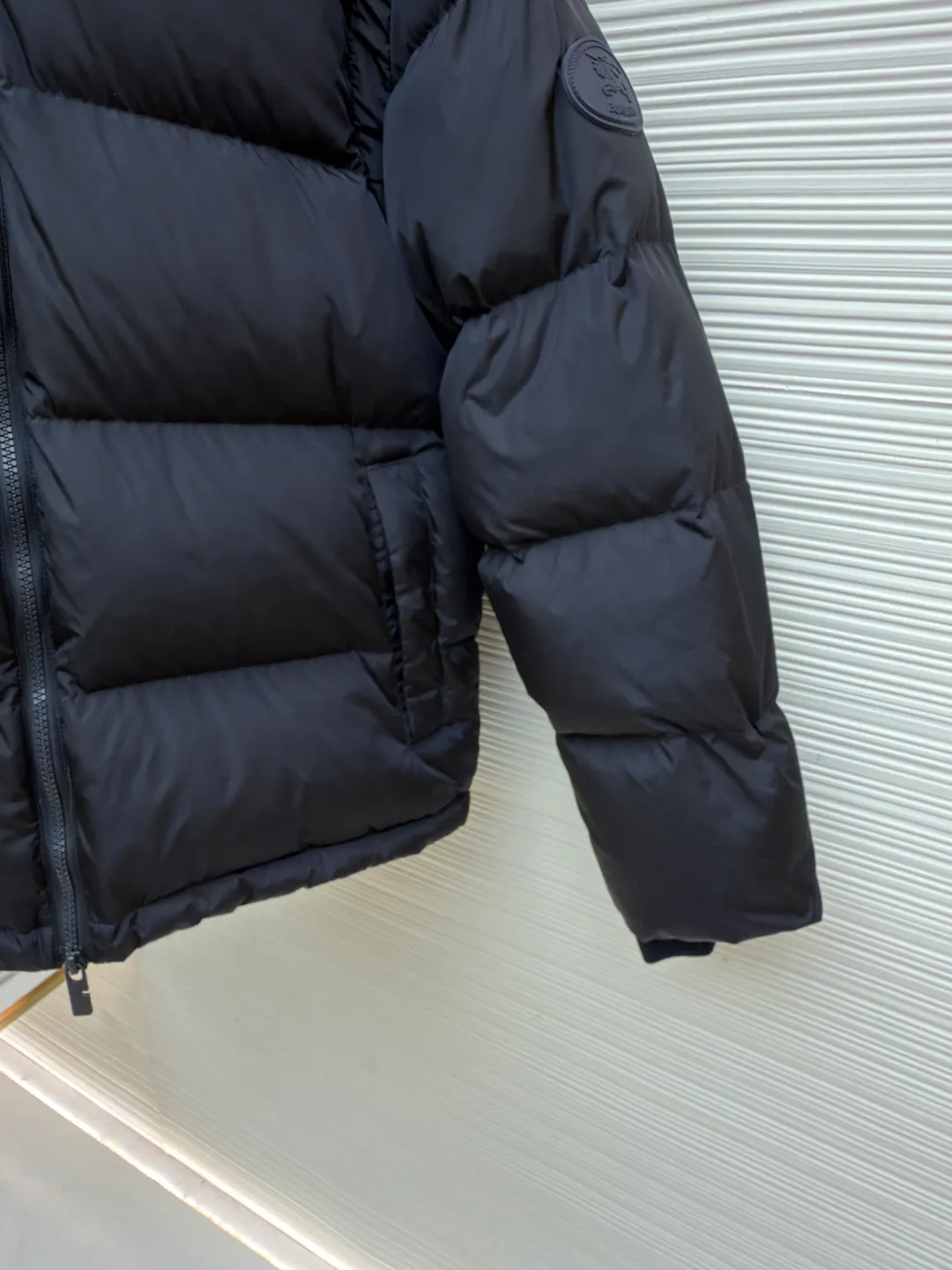 Burberry detachable sleeve down jacket ●Original version: Purchased and developed by 4788 ●Item number: 1682186-C85 ●Fabric: goose down fabric ●Technology: mechanical down filling ●Color: navy ●Version: fitted version ●Weight: about 1085 grams ●Size: S-M-L-XL ●Description: Filled with goose down and thermal fiber. Decorated with the brand's knight's seal appliqué, inspired by archival graphics from the 1980s. Incorporating detachable sleeve design, you can freely switch between jacket and vest styles. Featuring a relaxed fit, the detachable hood and collar are lined in wool and accented with Burberry check. Two-way zip closure and detachable drawstring hood. Detachable sleeves Side zip pockets Drawstring hem Windproof cuffs Burberry check lining on hood and collar Knight seal appliqué on sleeves. The overall wiring is straight and delicate, the fabric is comfortable and soft, and the color is consistent without color difference. It can be matched with the same style to create a fashionable look and control various occasions. Customized accessories, complete with three standards, same style for men and women!