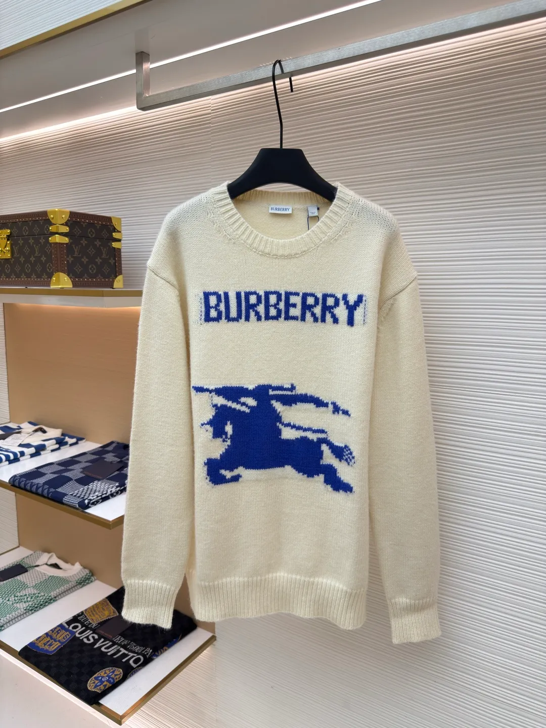 BURBERRY war horse jacquard sweater ●Authentic product: purchased and developed by 4144 ●Item number: 1680449-A90 ●Fabric: wool fabric ●Technology: jacquard production ●Version: loose fit ●Weight: about 645 grams ●Size: S-M-L-XL ●Description: Made of 80 wool, 20 cashmere. The fabrics are made of sheep's wool and wool with very high content, and the garments should be washed to remove impurities and sheep odor from the fabrics. The upper body effect is very supple and comfortable. The jacquard adopts the positive 7-knitting method, and the pattern lines are open-stitched. Each line shows the high-strength weaving method of imported machines. Knitted sweater in a soft wool and cashmere blend, crafted in an Italian workshop. The overall wiring is straight and delicate, the fabric is comfortable and soft, and the color is consistent without color difference. It can be matched with the same style to create a fashionable look and control various occasions. Customized accessories, complete with three standards, same style for men and women!