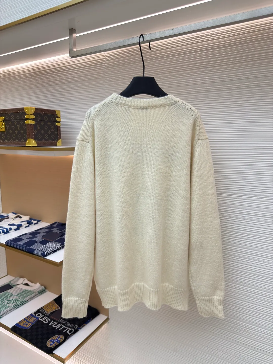 BURBERRY war horse jacquard sweater ●Authentic product: purchased and developed by 4144 ●Item number: 1680449-A90 ●Fabric: wool fabric ●Technology: jacquard production ●Version: loose fit ●Weight: about 645 grams ●Size: S-M-L-XL ●Description: Made of 80 wool, 20 cashmere. The fabrics are made of sheep's wool and wool with very high content, and the garments should be washed to remove impurities and sheep odor from the fabrics. The upper body effect is very supple and comfortable. The jacquard adopts the positive 7-knitting method, and the pattern lines are open-stitched. Each line shows the high-strength weaving method of imported machines. Knitted sweater in a soft wool and cashmere blend, crafted in an Italian workshop. The overall wiring is straight and delicate, the fabric is comfortable and soft, and the color is consistent without color difference. It can be matched with the same style to create a fashionable look and control various occasions. Customized accessories, complete with three standards, same style for men and women!
