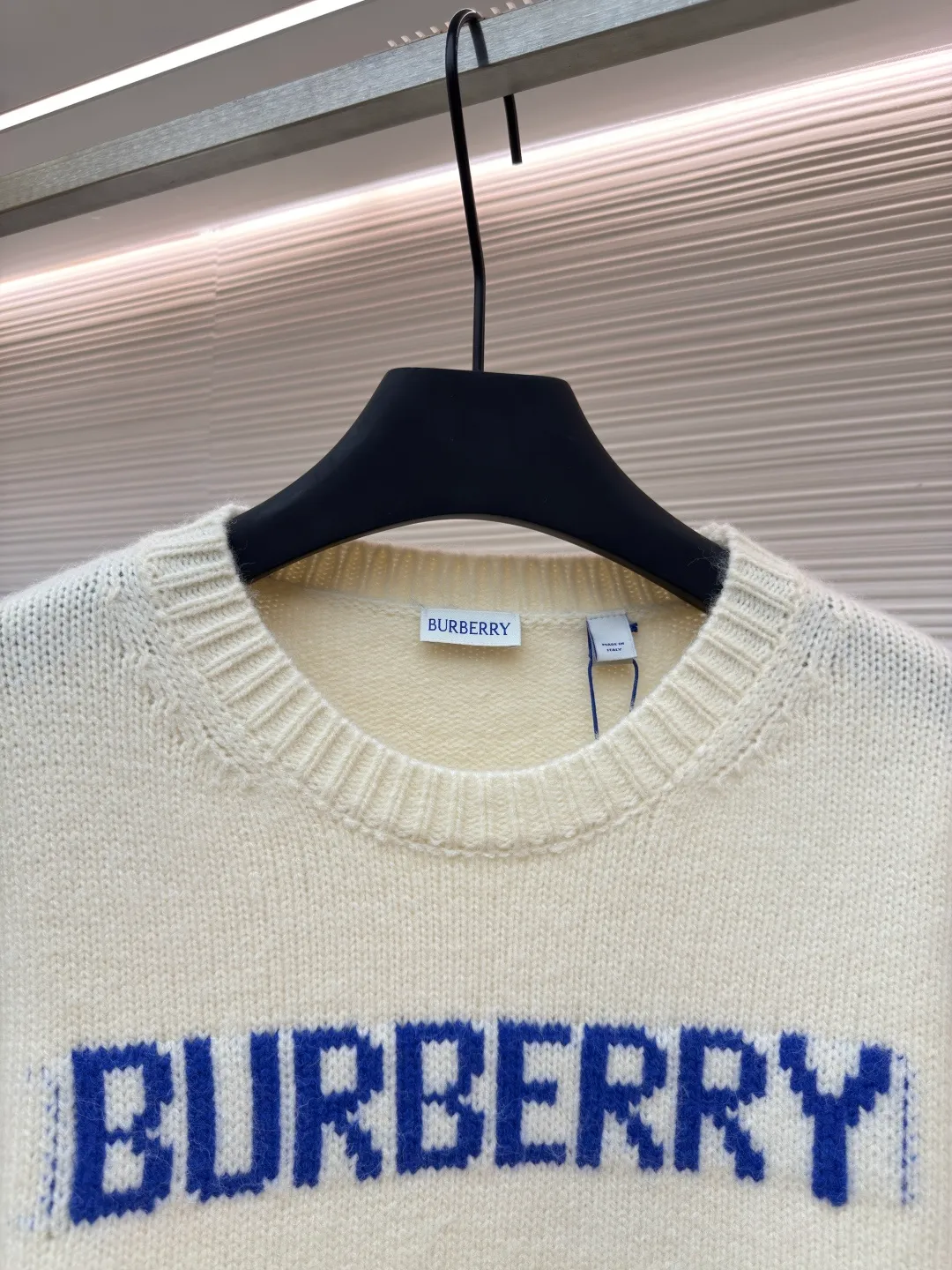 BURBERRY war horse jacquard sweater ●Authentic product: purchased and developed by 4144 ●Item number: 1680449-A90 ●Fabric: wool fabric ●Technology: jacquard production ●Version: loose fit ●Weight: about 645 grams ●Size: S-M-L-XL ●Description: Made of 80 wool, 20 cashmere. The fabrics are made of sheep's wool and wool with very high content, and the garments should be washed to remove impurities and sheep odor from the fabrics. The upper body effect is very supple and comfortable. The jacquard adopts the positive 7-knitting method, and the pattern lines are open-stitched. Each line shows the high-strength weaving method of imported machines. Knitted sweater in a soft wool and cashmere blend, crafted in an Italian workshop. The overall wiring is straight and delicate, the fabric is comfortable and soft, and the color is consistent without color difference. It can be matched with the same style to create a fashionable look and control various occasions. Customized accessories, complete with three standards, same style for men and women!