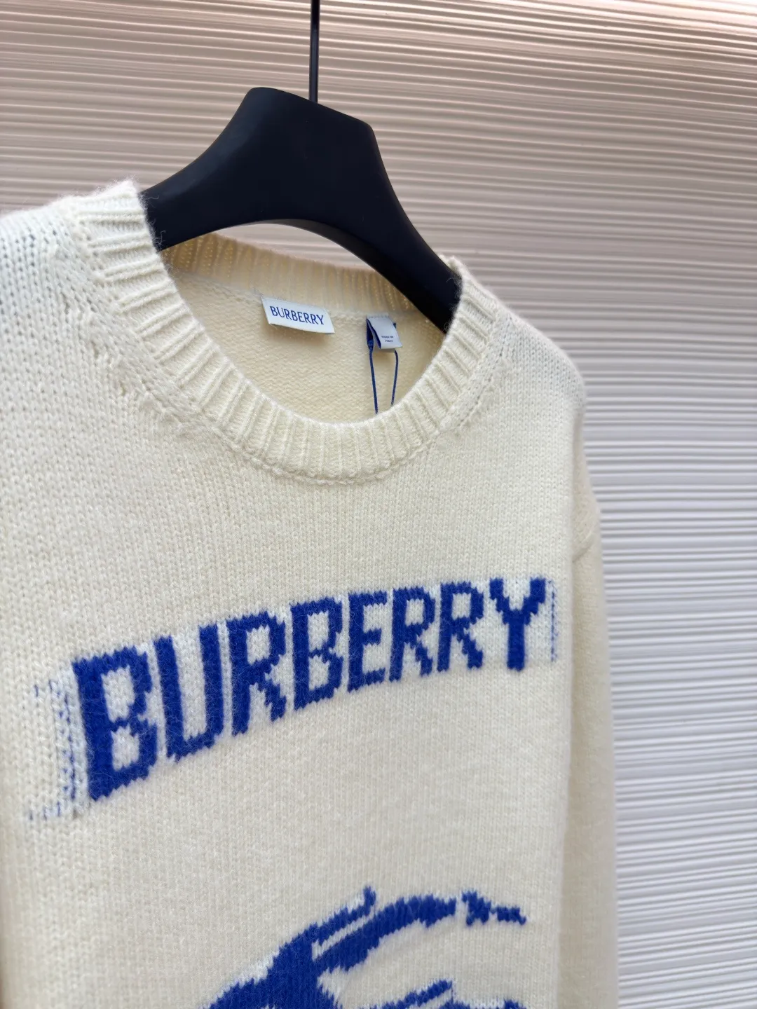 BURBERRY war horse jacquard sweater ●Authentic product: purchased and developed by 4144 ●Item number: 1680449-A90 ●Fabric: wool fabric ●Technology: jacquard production ●Version: loose fit ●Weight: about 645 grams ●Size: S-M-L-XL ●Description: Made of 80 wool, 20 cashmere. The fabrics are made of sheep's wool and wool with very high content, and the garments should be washed to remove impurities and sheep odor from the fabrics. The upper body effect is very supple and comfortable. The jacquard adopts the positive 7-knitting method, and the pattern lines are open-stitched. Each line shows the high-strength weaving method of imported machines. Knitted sweater in a soft wool and cashmere blend, crafted in an Italian workshop. The overall wiring is straight and delicate, the fabric is comfortable and soft, and the color is consistent without color difference. It can be matched with the same style to create a fashionable look and control various occasions. Customized accessories, complete with three standards, same style for men and women!