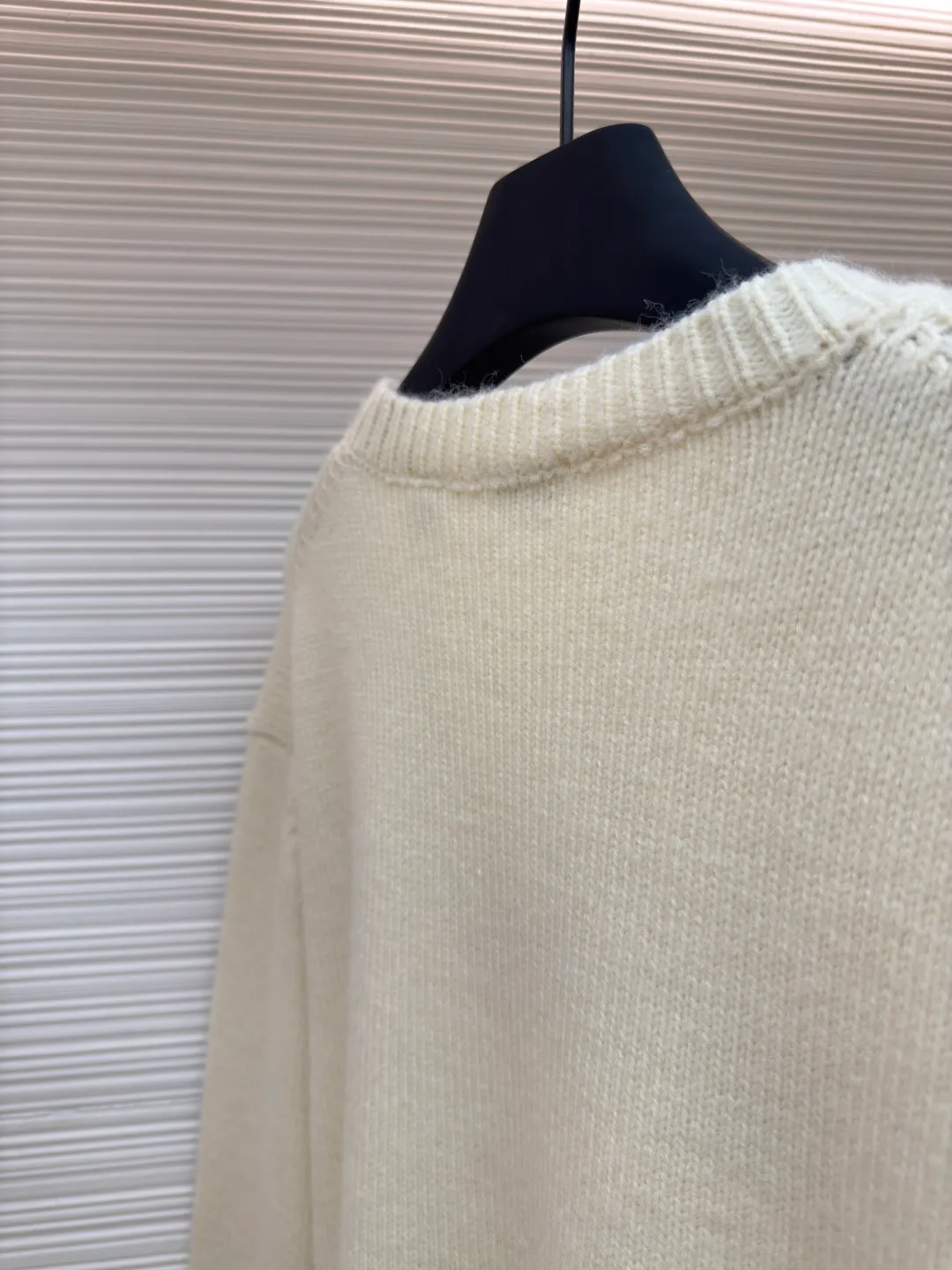 BURBERRY war horse jacquard sweater ●Authentic product: purchased and developed by 4144 ●Item number: 1680449-A90 ●Fabric: wool fabric ●Technology: jacquard production ●Version: loose fit ●Weight: about 645 grams ●Size: S-M-L-XL ●Description: Made of 80 wool, 20 cashmere. The fabrics are made of sheep's wool and wool with very high content, and the garments should be washed to remove impurities and sheep odor from the fabrics. The upper body effect is very supple and comfortable. The jacquard adopts the positive 7-knitting method, and the pattern lines are open-stitched. Each line shows the high-strength weaving method of imported machines. Knitted sweater in a soft wool and cashmere blend, crafted in an Italian workshop. The overall wiring is straight and delicate, the fabric is comfortable and soft, and the color is consistent without color difference. It can be matched with the same style to create a fashionable look and control various occasions. Customized accessories, complete with three standards, same style for men and women!