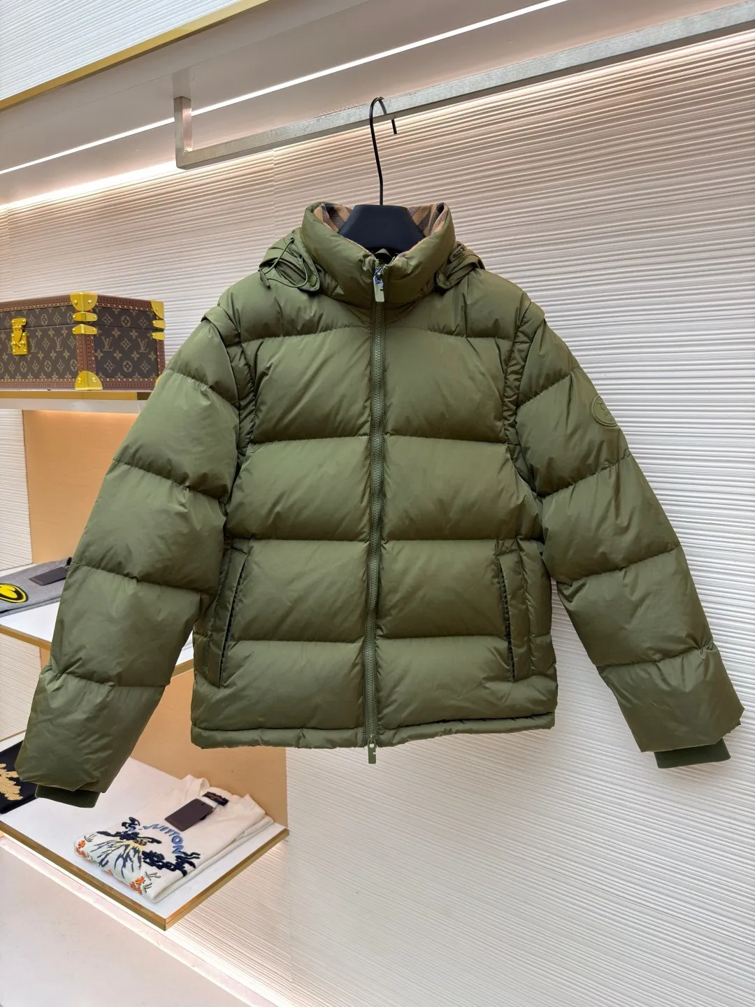 Burberry detachable sleeve down jacket ●Original version: Purchased and developed by 7308 ●Item number: 1682185-C85 ●Fabric: goose down fabric ●Technology: mechanical down filling ●Color: green ●Type: fitted version ●Weight: about 1080 grams ●Size: S-M-L-XL ●Description: Filled with goose down and thermal fiber. Decorated with the brand's knight's seal appliqué, inspired by archival graphics from the 1980s. Incorporating detachable sleeve design, you can freely switch between jacket and vest styles. Featuring a relaxed fit, the detachable hood and collar are lined in wool and accented with Burberry check. Two-way zip closure and detachable drawstring hood. Detachable sleeves Side zip pockets Drawstring hem Windproof cuffs Burberry check lining on hood and collar Knight seal appliqué on sleeves. The overall wiring is straight and delicate, the fabric is comfortable and soft, and the color is consistent without color difference. It can be matched with the same style to create a fashionable look and control various occasions. Customized accessories, complete with three standards, same style for men and women!