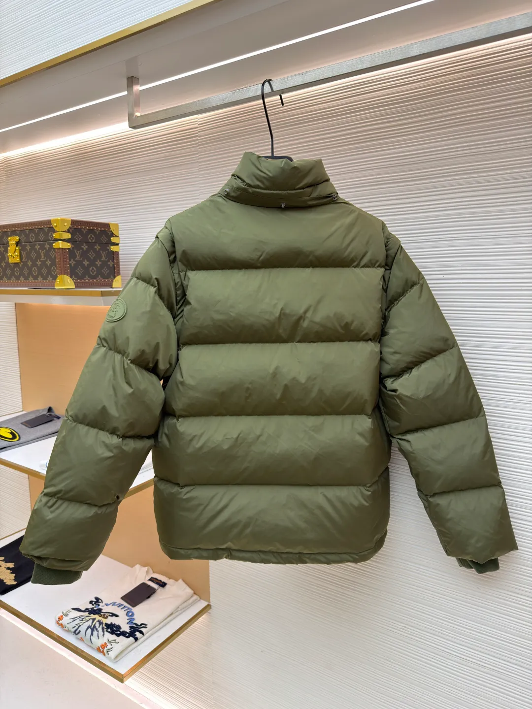 Burberry detachable sleeve down jacket ●Original version: Purchased and developed by 7308 ●Item number: 1682185-C85 ●Fabric: goose down fabric ●Technology: mechanical down filling ●Color: green ●Type: fitted version ●Weight: about 1080 grams ●Size: S-M-L-XL ●Description: Filled with goose down and thermal fiber. Decorated with the brand's knight's seal appliqué, inspired by archival graphics from the 1980s. Incorporating detachable sleeve design, you can freely switch between jacket and vest styles. Featuring a relaxed fit, the detachable hood and collar are lined in wool and accented with Burberry check. Two-way zip closure and detachable drawstring hood. Detachable sleeves Side zip pockets Drawstring hem Windproof cuffs Burberry check lining on hood and collar Knight seal appliqué on sleeves. The overall wiring is straight and delicate, the fabric is comfortable and soft, and the color is consistent without color difference. It can be matched with the same style to create a fashionable look and control various occasions. Customized accessories, complete with three standards, same style for men and women!