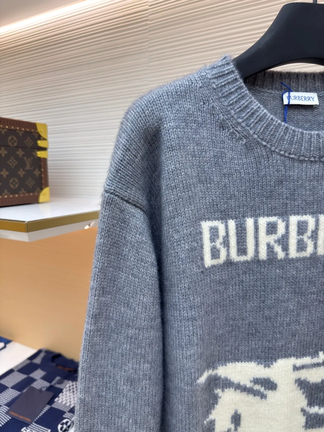 BURBERRY war horse jacquard sweater ●Authentic product: Purchased and developed by 4908 ●Item number: 1680451-A90 ●Fabric: wool fabric ●Technology: jacquard production ●Version: loose version ●Weight: about 635 grams ●Size: S-M-L-XL ●Description: Made of 80 wool, 20 cashmere. The fabrics are made of sheep's wool and wool with very high content, and the garments should be washed to remove impurities and sheep odor from the fabrics. The upper body effect is very supple and comfortable. The jacquard adopts the positive 7-knitting method, and the pattern lines are open-stitched. Each line shows the high-strength weaving method of imported machines. Knitted sweater in a soft wool and cashmere blend, crafted in an Italian workshop. The overall wiring is straight and delicate, the fabric is comfortable and soft, and the color is consistent without color difference. It can be matched with the same style to create a fashionable look and control various occasions. Customized accessories, complete with three standards, same style for men and women!