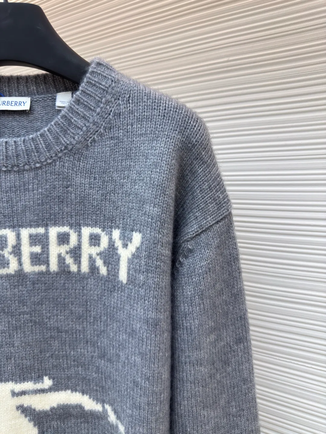 BURBERRY war horse jacquard sweater ●Authentic product: Purchased and developed by 4908 ●Item number: 1680451-A90 ●Fabric: wool fabric ●Technology: jacquard production ●Version: loose version ●Weight: about 635 grams ●Size: S-M-L-XL ●Description: Made of 80 wool, 20 cashmere. The fabrics are made of sheep's wool and wool with very high content, and the garments should be washed to remove impurities and sheep odor from the fabrics. The upper body effect is very supple and comfortable. The jacquard adopts the positive 7-knitting method, and the pattern lines are open-stitched. Each line shows the high-strength weaving method of imported machines. Knitted sweater in a soft wool and cashmere blend, crafted in an Italian workshop. The overall wiring is straight and delicate, the fabric is comfortable and soft, and the color is consistent without color difference. It can be matched with the same style to create a fashionable look and control various occasions. Customized accessories, complete with three standards, same style for men and women!