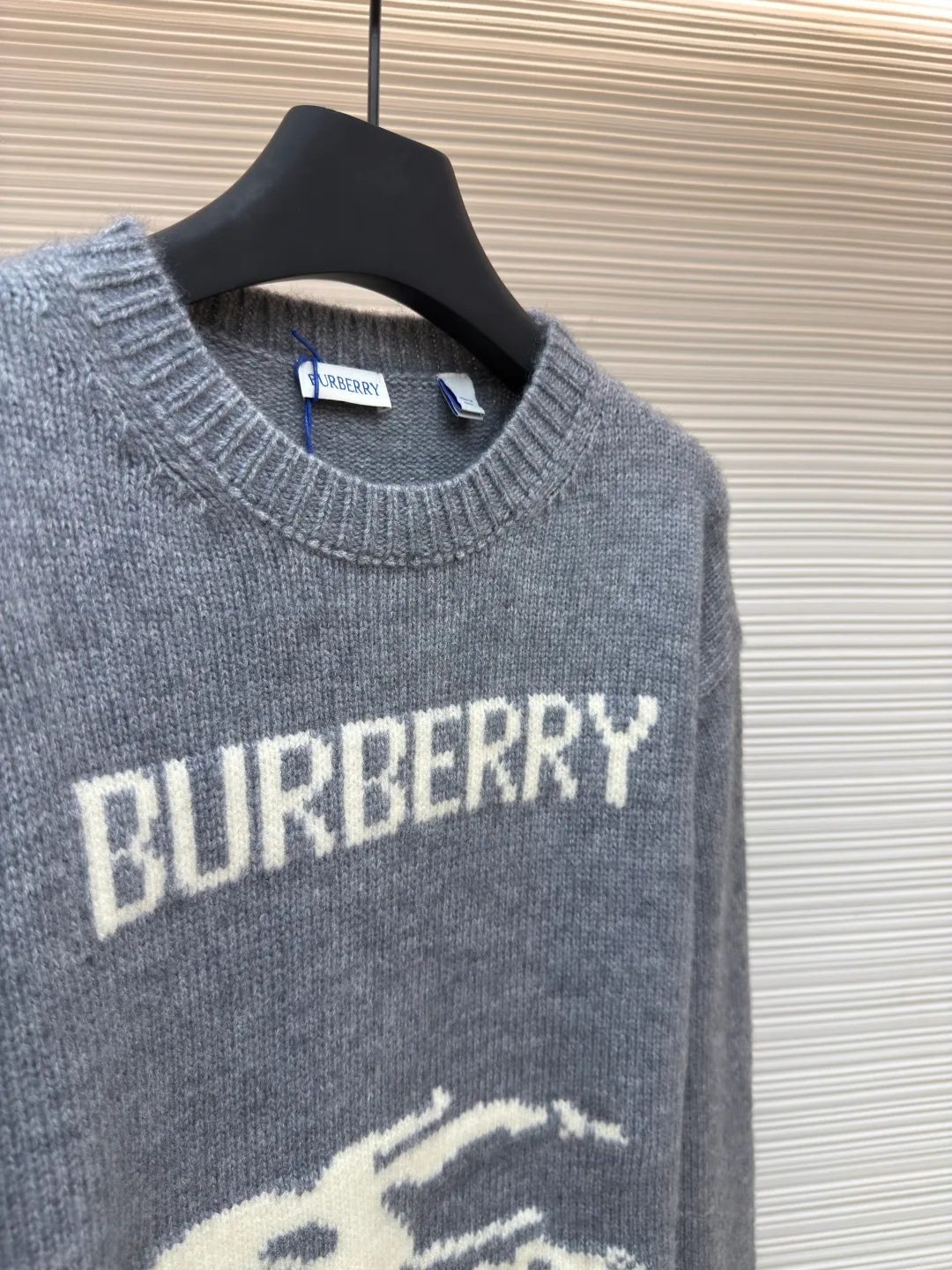 BURBERRY war horse jacquard sweater ●Authentic product: Purchased and developed by 4908 ●Item number: 1680451-A90 ●Fabric: wool fabric ●Technology: jacquard production ●Version: loose version ●Weight: about 635 grams ●Size: S-M-L-XL ●Description: Made of 80 wool, 20 cashmere. The fabrics are made of sheep's wool and wool with very high content, and the garments should be washed to remove impurities and sheep odor from the fabrics. The upper body effect is very supple and comfortable. The jacquard adopts the positive 7-knitting method, and the pattern lines are open-stitched. Each line shows the high-strength weaving method of imported machines. Knitted sweater in a soft wool and cashmere blend, crafted in an Italian workshop. The overall wiring is straight and delicate, the fabric is comfortable and soft, and the color is consistent without color difference. It can be matched with the same style to create a fashionable look and control various occasions. Customized accessories, complete with three standards, same style for men and women!