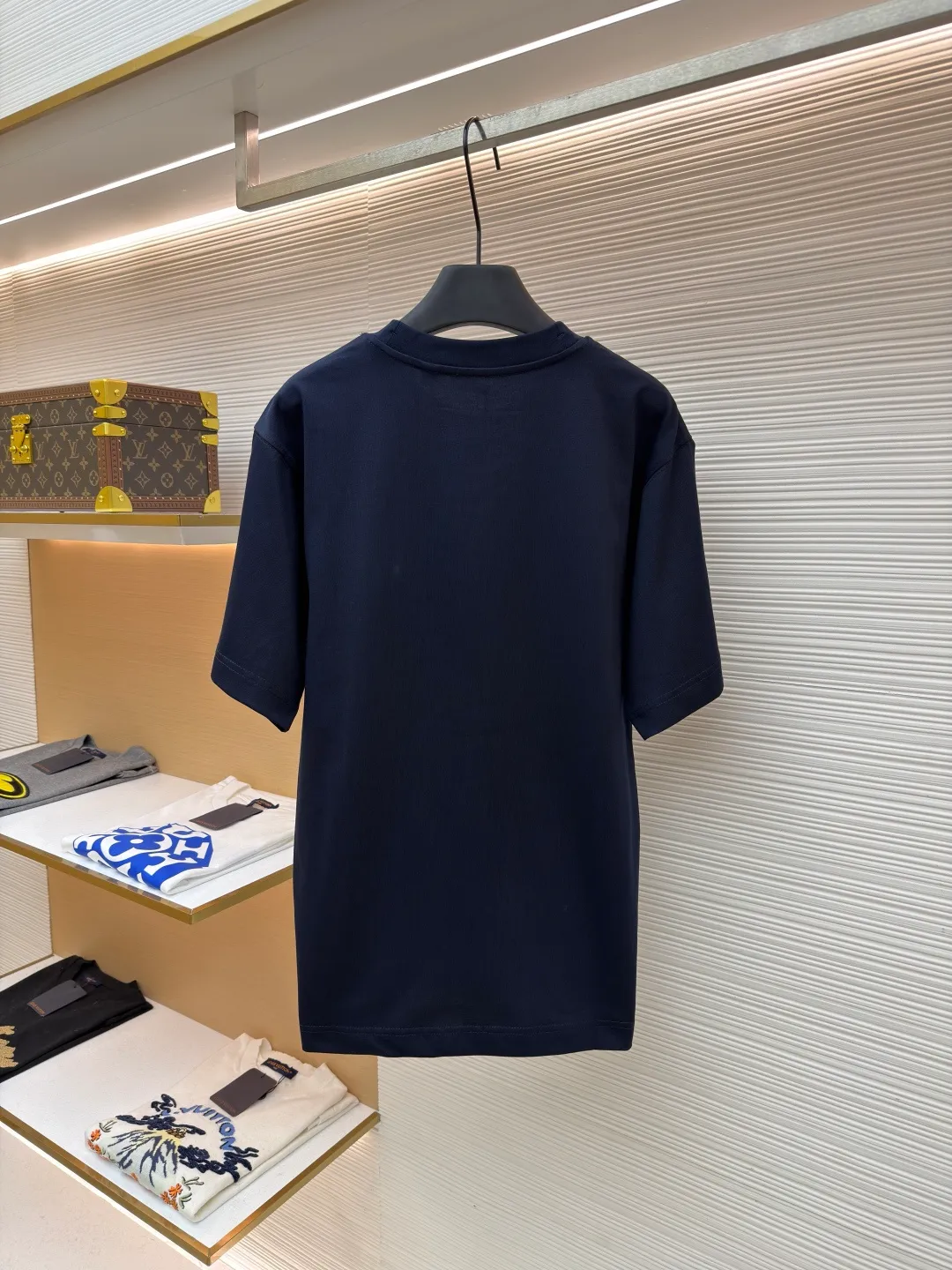 Burberry fleece pony round neck short sleeves ●Original version: Purchased and developed for 4850 ●Item number: 1682163-A05 ●Fabric: pure cotton plain weave ●Technology: embroidery production ●Color: navy blue ●Version: fitted version ●Weight: about 265g ●Size: XS-S-M-L ●Description: Made of 15S fine cotton plain weave, 230g; matching 32S double yarn rack thread, 340g. Fine cotton fabrics usually have better moisture absorption, breathability, wear resistance, and are also softer and smoother. Vintage fine cotton fabric is a relatively thick cotton fabric that has been carefully processed and treated to have excellent texture and performance. It feels soft and comfortable and fits the skin very well when worn. Craftsmanship with plush effect, new season equestrian knight logo embroidery, and metallic yarns with a rich touch are the core of the design. During the embroidery process, special yarns containing metallic threads are mixed and programmed through a computer embroidery machine to integrate the metallic yarns into specific parts of the pattern using stitching methods such as chain embroidery and tatami embroidery. On top of the traditional three-dimensional sense of embroidery, a shimmering metallic luster and a special cool touch are added, causing the classic logo pattern to produce local highlights under light, showing a reshaped modern sense and a high-end customization-like sophistication, which is highly recognizable. The overall wiring is straight and delicate, the fabric is comfortable and soft, and the color is consistent without color difference. It can be matched with the same style to create a fashionable look and control various occasions. Customized accessories, complete with three standards, same style for men and women!
