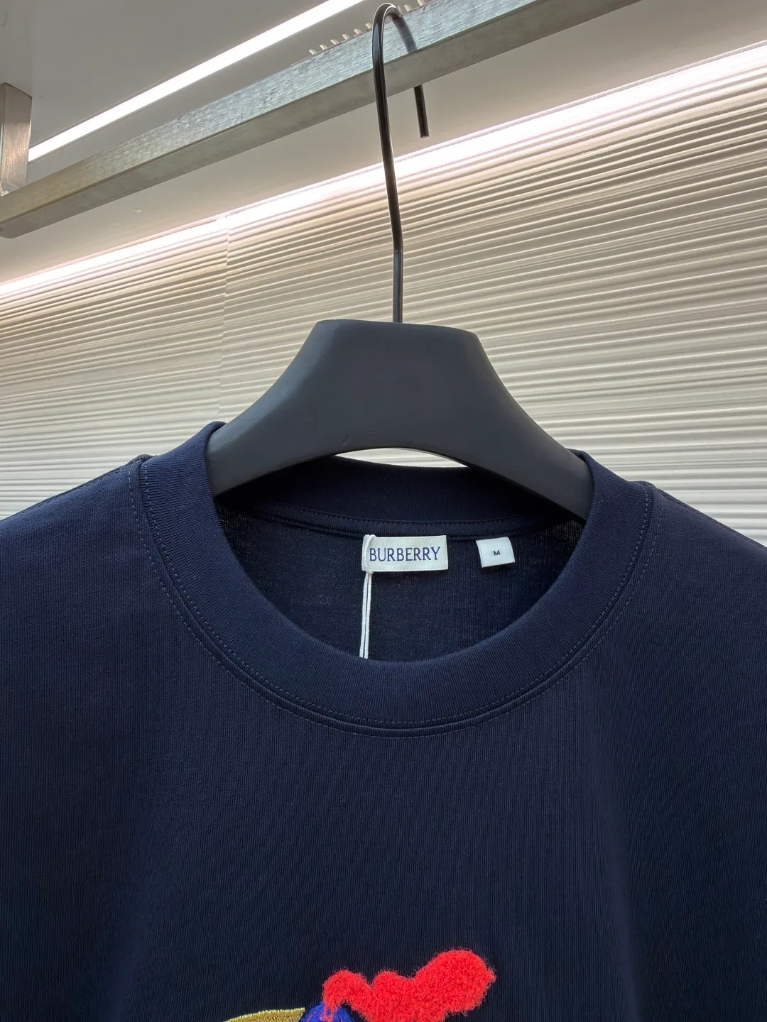 Burberry fleece pony round neck short sleeves ●Original version: Purchased and developed for 4850 ●Item number: 1682163-A05 ●Fabric: pure cotton plain weave ●Technology: embroidery production ●Color: navy blue ●Version: fitted version ●Weight: about 265g ●Size: XS-S-M-L ●Description: Made of 15S fine cotton plain weave, 230g; matching 32S double yarn rack thread, 340g. Fine cotton fabrics usually have better moisture absorption, breathability, wear resistance, and are also softer and smoother. Vintage fine cotton fabric is a relatively thick cotton fabric that has been carefully processed and treated to have excellent texture and performance. It feels soft and comfortable and fits the skin very well when worn. Craftsmanship with plush effect, new season equestrian knight logo embroidery, and metallic yarns with a rich touch are the core of the design. During the embroidery process, special yarns containing metallic threads are mixed and programmed through a computer embroidery machine to integrate the metallic yarns into specific parts of the pattern using stitching methods such as chain embroidery and tatami embroidery. On top of the traditional three-dimensional sense of embroidery, a shimmering metallic luster and a special cool touch are added, causing the classic logo pattern to produce local highlights under light, showing a reshaped modern sense and a high-end customization-like sophistication, which is highly recognizable. The overall wiring is straight and delicate, the fabric is comfortable and soft, and the color is consistent without color difference. It can be matched with the same style to create a fashionable look and control various occasions. Customized accessories, complete with three standards, same style for men and women!