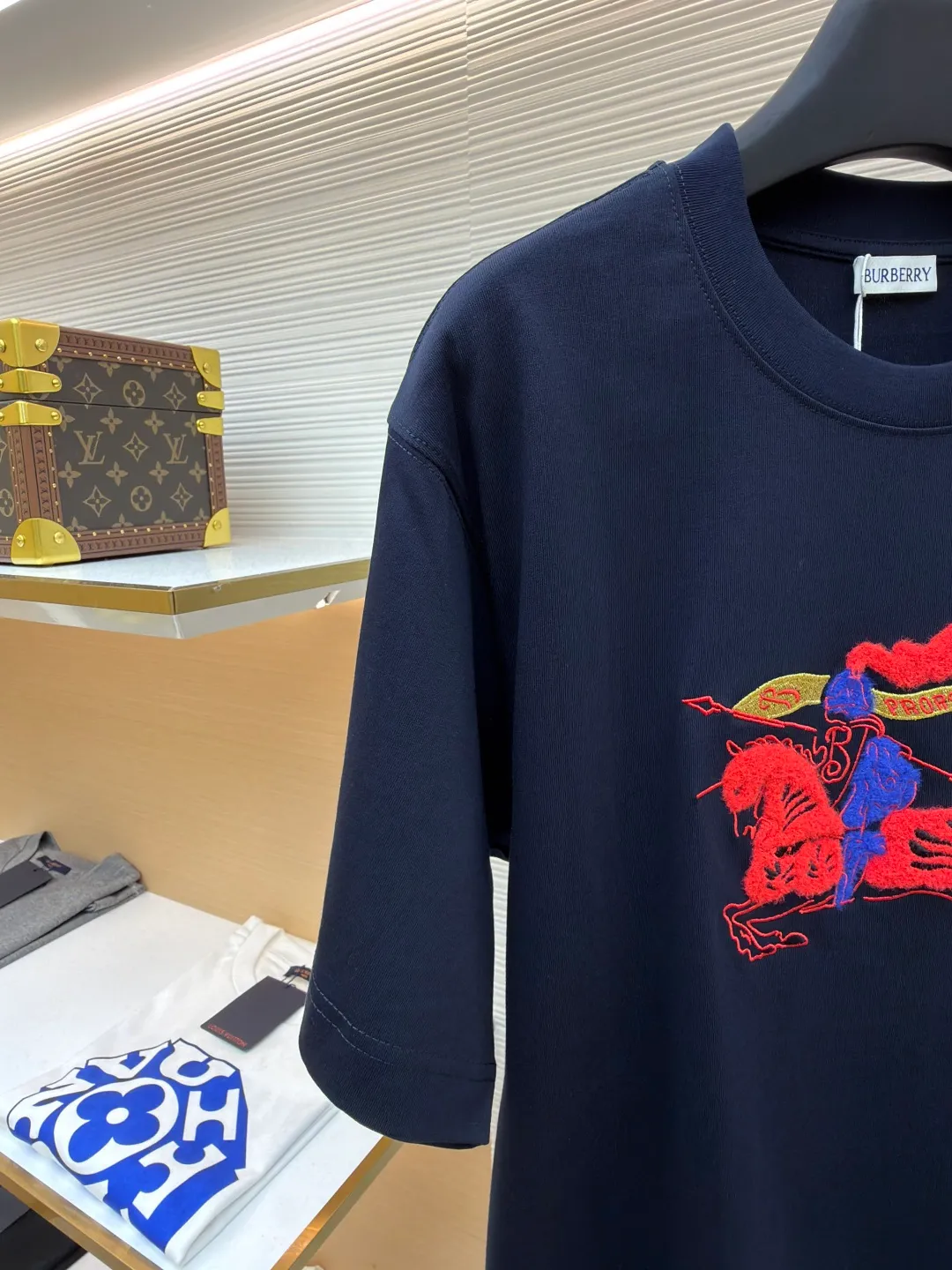Burberry fleece pony round neck short sleeves ●Original version: Purchased and developed for 4850 ●Item number: 1682163-A05 ●Fabric: pure cotton plain weave ●Technology: embroidery production ●Color: navy blue ●Version: fitted version ●Weight: about 265g ●Size: XS-S-M-L ●Description: Made of 15S fine cotton plain weave, 230g; matching 32S double yarn rack thread, 340g. Fine cotton fabrics usually have better moisture absorption, breathability, wear resistance, and are also softer and smoother. Vintage fine cotton fabric is a relatively thick cotton fabric that has been carefully processed and treated to have excellent texture and performance. It feels soft and comfortable and fits the skin very well when worn. Craftsmanship with plush effect, new season equestrian knight logo embroidery, and metallic yarns with a rich touch are the core of the design. During the embroidery process, special yarns containing metallic threads are mixed and programmed through a computer embroidery machine to integrate the metallic yarns into specific parts of the pattern using stitching methods such as chain embroidery and tatami embroidery. On top of the traditional three-dimensional sense of embroidery, a shimmering metallic luster and a special cool touch are added, causing the classic logo pattern to produce local highlights under light, showing a reshaped modern sense and a high-end customization-like sophistication, which is highly recognizable. The overall wiring is straight and delicate, the fabric is comfortable and soft, and the color is consistent without color difference. It can be matched with the same style to create a fashionable look and control various occasions. Customized accessories, complete with three standards, same style for men and women!