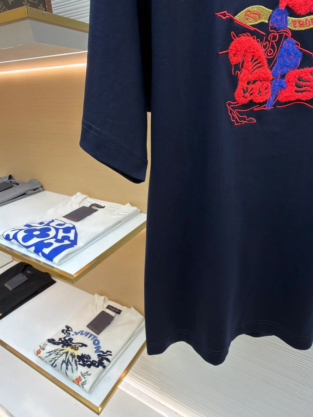Burberry fleece pony round neck short sleeves ●Original version: Purchased and developed for 4850 ●Item number: 1682163-A05 ●Fabric: pure cotton plain weave ●Technology: embroidery production ●Color: navy blue ●Version: fitted version ●Weight: about 265g ●Size: XS-S-M-L ●Description: Made of 15S fine cotton plain weave, 230g; matching 32S double yarn rack thread, 340g. Fine cotton fabrics usually have better moisture absorption, breathability, wear resistance, and are also softer and smoother. Vintage fine cotton fabric is a relatively thick cotton fabric that has been carefully processed and treated to have excellent texture and performance. It feels soft and comfortable and fits the skin very well when worn. Craftsmanship with plush effect, new season equestrian knight logo embroidery, and metallic yarns with a rich touch are the core of the design. During the embroidery process, special yarns containing metallic threads are mixed and programmed through a computer embroidery machine to integrate the metallic yarns into specific parts of the pattern using stitching methods such as chain embroidery and tatami embroidery. On top of the traditional three-dimensional sense of embroidery, a shimmering metallic luster and a special cool touch are added, causing the classic logo pattern to produce local highlights under light, showing a reshaped modern sense and a high-end customization-like sophistication, which is highly recognizable. The overall wiring is straight and delicate, the fabric is comfortable and soft, and the color is consistent without color difference. It can be matched with the same style to create a fashionable look and control various occasions. Customized accessories, complete with three standards, same style for men and women!