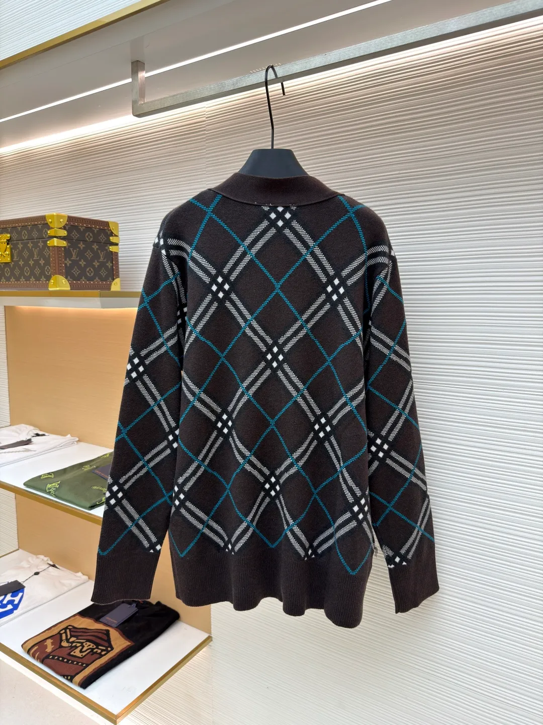 Burberry V-neck wool knitted cardigan ●Original version: Purchased and developed for 2899 ●Item number: 1680928-A95 ●Material: wool blended fabric ●Technology: knitted production ●Version: loose fit ●Weight: about 765 grams ●Size: S-M-L-XL-XXL ●Description: Made of selected wool and cashmere blended fabric, showing a jacquard worsted plaid pattern, creating an exquisite design. The weight factor makes the clothes very drapey, and the design of the cardigan makes the upper body more lazy. It is made of lightweight wool and mohair blended fabrics. Features a V-neck design for a casual fit. A must-have wardrobe interpretation with a distinctive brand style. The overall wiring is straight and delicate, the fabric is comfortable and soft, and the color is consistent without color difference. It can be matched with the same style to create a fashionable look and control various occasions. Customized accessories, complete with three standards, same style for men and women!