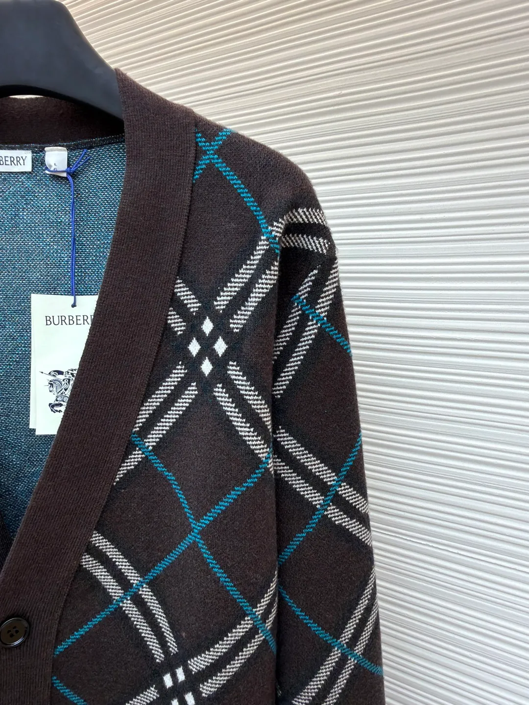 Burberry V-neck wool knitted cardigan ●Original version: Purchased and developed for 2899 ●Item number: 1680928-A95 ●Material: wool blended fabric ●Technology: knitted production ●Version: loose fit ●Weight: about 765 grams ●Size: S-M-L-XL-XXL ●Description: Made of selected wool and cashmere blended fabric, showing a jacquard worsted plaid pattern, creating an exquisite design. The weight factor makes the clothes very drapey, and the design of the cardigan makes the upper body more lazy. It is made of lightweight wool and mohair blended fabrics. Features a V-neck design for a casual fit. A must-have wardrobe interpretation with a distinctive brand style. The overall wiring is straight and delicate, the fabric is comfortable and soft, and the color is consistent without color difference. It can be matched with the same style to create a fashionable look and control various occasions. Customized accessories, complete with three standards, same style for men and women!