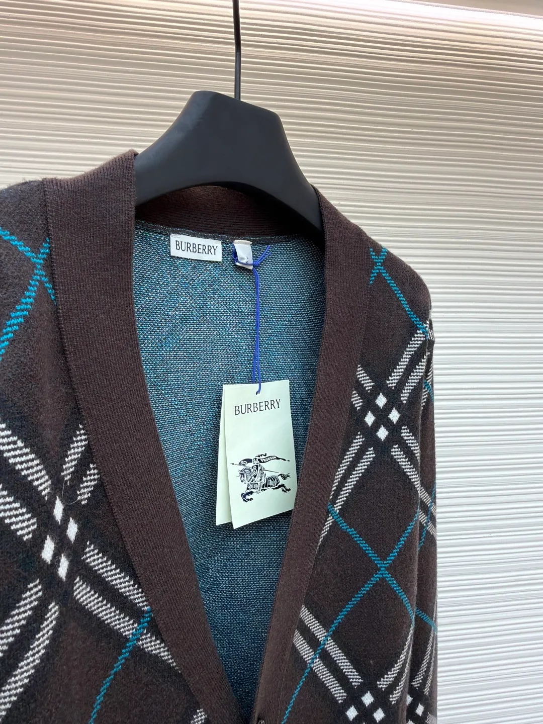 Burberry V-neck wool knitted cardigan ●Original version: Purchased and developed for 2899 ●Item number: 1680928-A95 ●Material: wool blended fabric ●Technology: knitted production ●Version: loose fit ●Weight: about 765 grams ●Size: S-M-L-XL-XXL ●Description: Made of selected wool and cashmere blended fabric, showing a jacquard worsted plaid pattern, creating an exquisite design. The weight factor makes the clothes very drapey, and the design of the cardigan makes the upper body more lazy. It is made of lightweight wool and mohair blended fabrics. Features a V-neck design for a casual fit. A must-have wardrobe interpretation with a distinctive brand style. The overall wiring is straight and delicate, the fabric is comfortable and soft, and the color is consistent without color difference. It can be matched with the same style to create a fashionable look and control various occasions. Customized accessories, complete with three standards, same style for men and women!