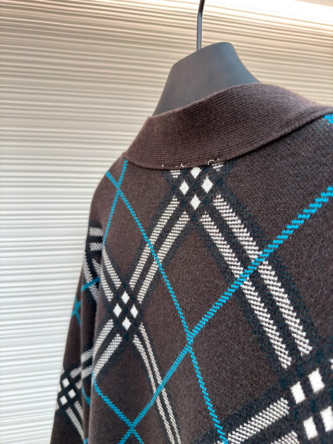 Burberry V-neck wool knitted cardigan ●Original version: Purchased and developed for 2899 ●Item number: 1680928-A95 ●Material: wool blended fabric ●Technology: knitted production ●Version: loose fit ●Weight: about 765 grams ●Size: S-M-L-XL-XXL ●Description: Made of selected wool and cashmere blended fabric, showing a jacquard worsted plaid pattern, creating an exquisite design. The weight factor makes the clothes very drapey, and the design of the cardigan makes the upper body more lazy. It is made of lightweight wool and mohair blended fabrics. Features a V-neck design for a casual fit. A must-have wardrobe interpretation with a distinctive brand style. The overall wiring is straight and delicate, the fabric is comfortable and soft, and the color is consistent without color difference. It can be matched with the same style to create a fashionable look and control various occasions. Customized accessories, complete with three standards, same style for men and women!