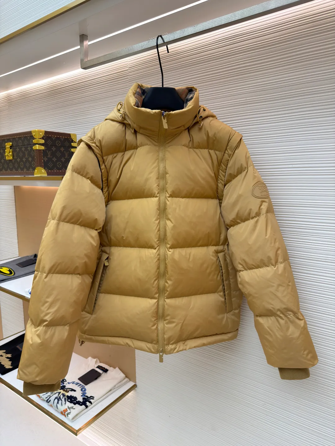 Burberry detachable sleeve down jacket ●Original version: Purchased and developed by 5453 ●Item number: 1682187-C85 ●Fabric: goose down fabric ●Technology: mechanical down filling ●Color: khaki ●Version: fitted version ●Weight: about 1060 grams ●Size: S-M-L-XL ●Description: Filled with goose down and thermal fiber. Decorated with the brand's knight's seal appliqué, inspired by archival graphics from the 1980s. Incorporating detachable sleeve design, you can freely switch between jacket and vest styles. Featuring a relaxed fit, the detachable hood and collar are lined in wool and accented with Burberry check. Two-way zip closure and detachable drawstring hood. Detachable sleeves Side zip pockets Drawstring hem Windproof cuffs Burberry check lining on hood and collar Knight seal appliqué on sleeves. The overall wiring is straight and delicate, the fabric is comfortable and soft, and the color is consistent without color difference. It can be matched with the same style to create a fashionable look and control various occasions. Customized accessories, complete with three standards, same style for men and women!