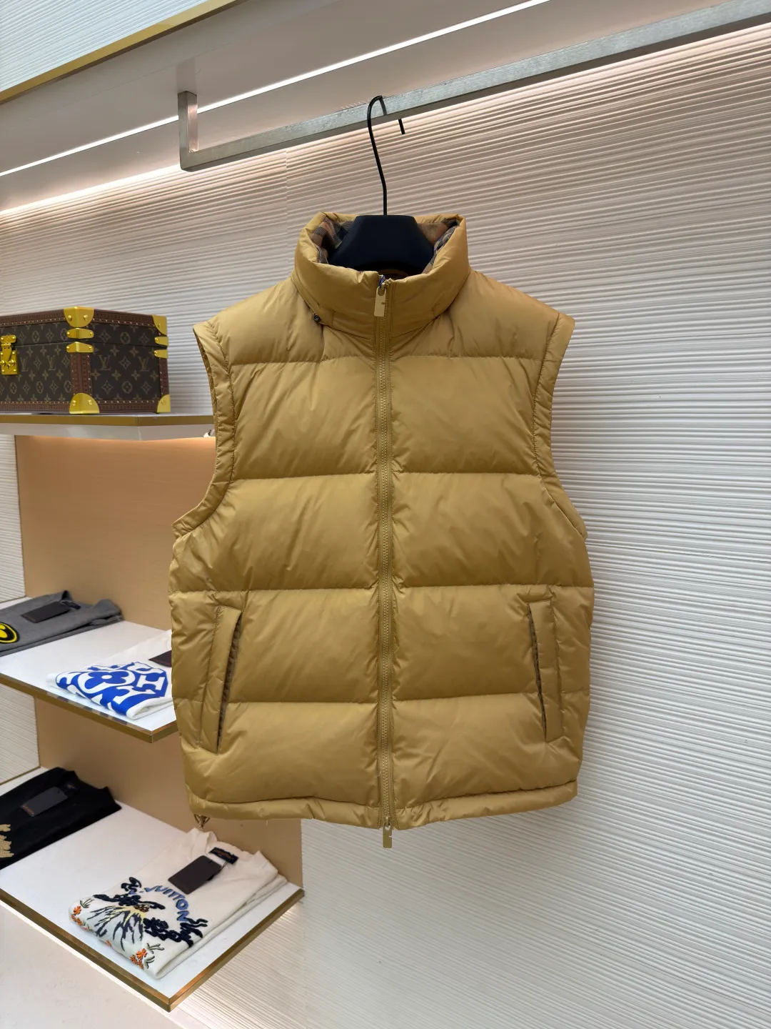 Burberry detachable sleeve down jacket ●Original version: Purchased and developed by 5453 ●Item number: 1682187-C85 ●Fabric: goose down fabric ●Technology: mechanical down filling ●Color: khaki ●Version: fitted version ●Weight: about 1060 grams ●Size: S-M-L-XL ●Description: Filled with goose down and thermal fiber. Decorated with the brand's knight's seal appliqué, inspired by archival graphics from the 1980s. Incorporating detachable sleeve design, you can freely switch between jacket and vest styles. Featuring a relaxed fit, the detachable hood and collar are lined in wool and accented with Burberry check. Two-way zip closure and detachable drawstring hood. Detachable sleeves Side zip pockets Drawstring hem Windproof cuffs Burberry check lining on hood and collar Knight seal appliqué on sleeves. The overall wiring is straight and delicate, the fabric is comfortable and soft, and the color is consistent without color difference. It can be matched with the same style to create a fashionable look and control various occasions. Customized accessories, complete with three standards, same style for men and women!
