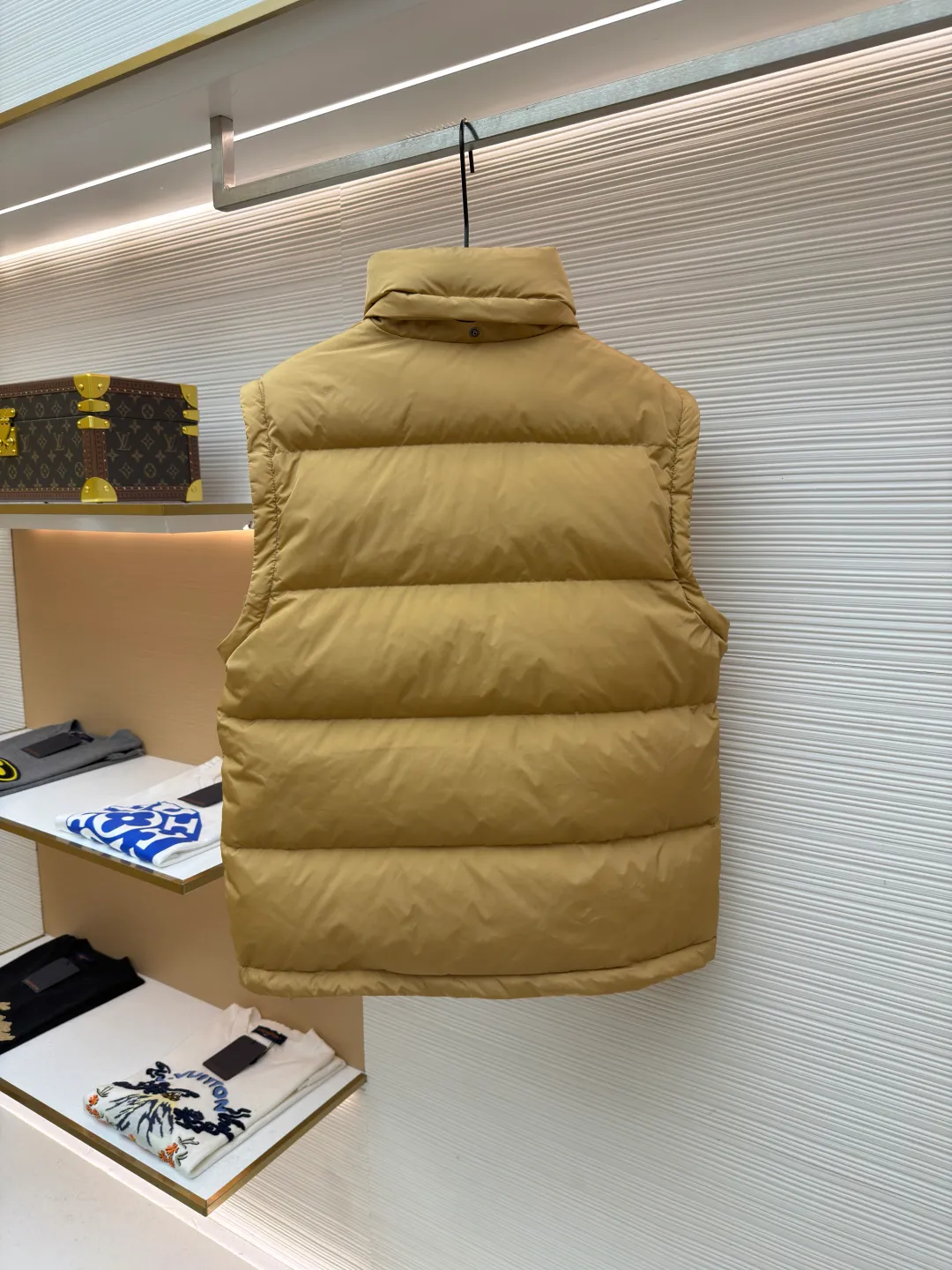 Burberry detachable sleeve down jacket ●Original version: Purchased and developed by 5453 ●Item number: 1682187-C85 ●Fabric: goose down fabric ●Technology: mechanical down filling ●Color: khaki ●Version: fitted version ●Weight: about 1060 grams ●Size: S-M-L-XL ●Description: Filled with goose down and thermal fiber. Decorated with the brand's knight's seal appliqué, inspired by archival graphics from the 1980s. Incorporating detachable sleeve design, you can freely switch between jacket and vest styles. Featuring a relaxed fit, the detachable hood and collar are lined in wool and accented with Burberry check. Two-way zip closure and detachable drawstring hood. Detachable sleeves Side zip pockets Drawstring hem Windproof cuffs Burberry check lining on hood and collar Knight seal appliqué on sleeves. The overall wiring is straight and delicate, the fabric is comfortable and soft, and the color is consistent without color difference. It can be matched with the same style to create a fashionable look and control various occasions. Customized accessories, complete with three standards, same style for men and women!