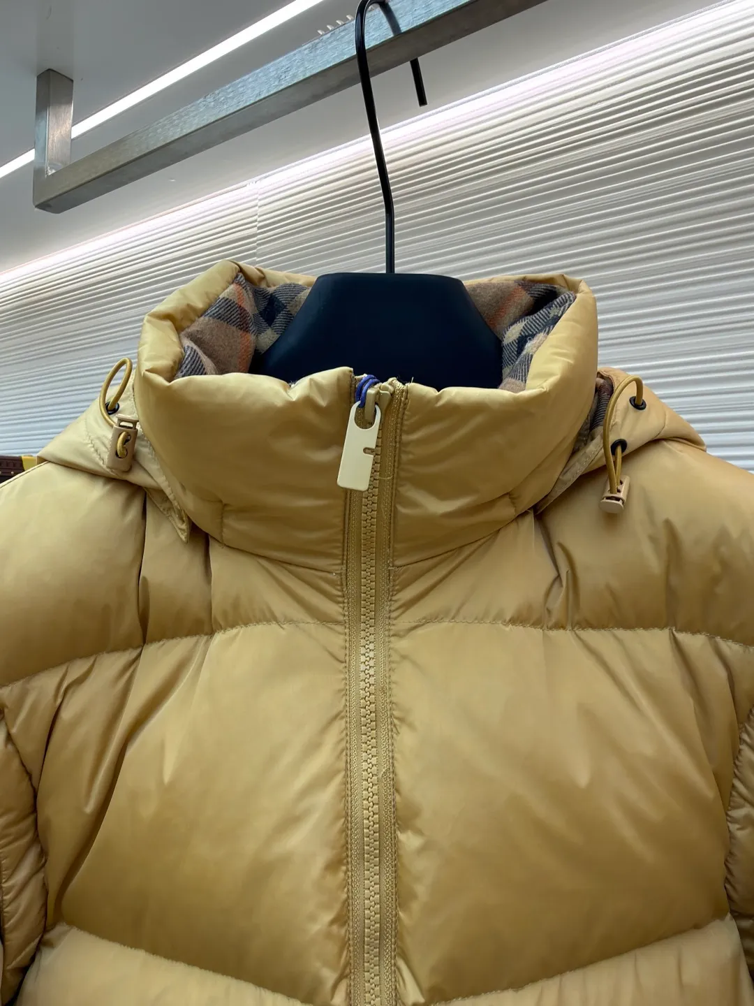 Burberry detachable sleeve down jacket ●Original version: Purchased and developed by 5453 ●Item number: 1682187-C85 ●Fabric: goose down fabric ●Technology: mechanical down filling ●Color: khaki ●Version: fitted version ●Weight: about 1060 grams ●Size: S-M-L-XL ●Description: Filled with goose down and thermal fiber. Decorated with the brand's knight's seal appliqué, inspired by archival graphics from the 1980s. Incorporating detachable sleeve design, you can freely switch between jacket and vest styles. Featuring a relaxed fit, the detachable hood and collar are lined in wool and accented with Burberry check. Two-way zip closure and detachable drawstring hood. Detachable sleeves Side zip pockets Drawstring hem Windproof cuffs Burberry check lining on hood and collar Knight seal appliqué on sleeves. The overall wiring is straight and delicate, the fabric is comfortable and soft, and the color is consistent without color difference. It can be matched with the same style to create a fashionable look and control various occasions. Customized accessories, complete with three standards, same style for men and women!