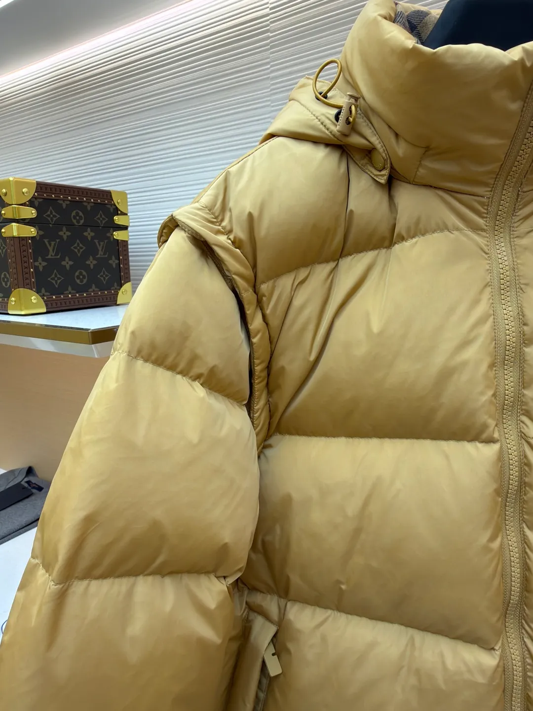 Burberry detachable sleeve down jacket ●Original version: Purchased and developed by 5453 ●Item number: 1682187-C85 ●Fabric: goose down fabric ●Technology: mechanical down filling ●Color: khaki ●Version: fitted version ●Weight: about 1060 grams ●Size: S-M-L-XL ●Description: Filled with goose down and thermal fiber. Decorated with the brand's knight's seal appliqué, inspired by archival graphics from the 1980s. Incorporating detachable sleeve design, you can freely switch between jacket and vest styles. Featuring a relaxed fit, the detachable hood and collar are lined in wool and accented with Burberry check. Two-way zip closure and detachable drawstring hood. Detachable sleeves Side zip pockets Drawstring hem Windproof cuffs Burberry check lining on hood and collar Knight seal appliqué on sleeves. The overall wiring is straight and delicate, the fabric is comfortable and soft, and the color is consistent without color difference. It can be matched with the same style to create a fashionable look and control various occasions. Customized accessories, complete with three standards, same style for men and women!