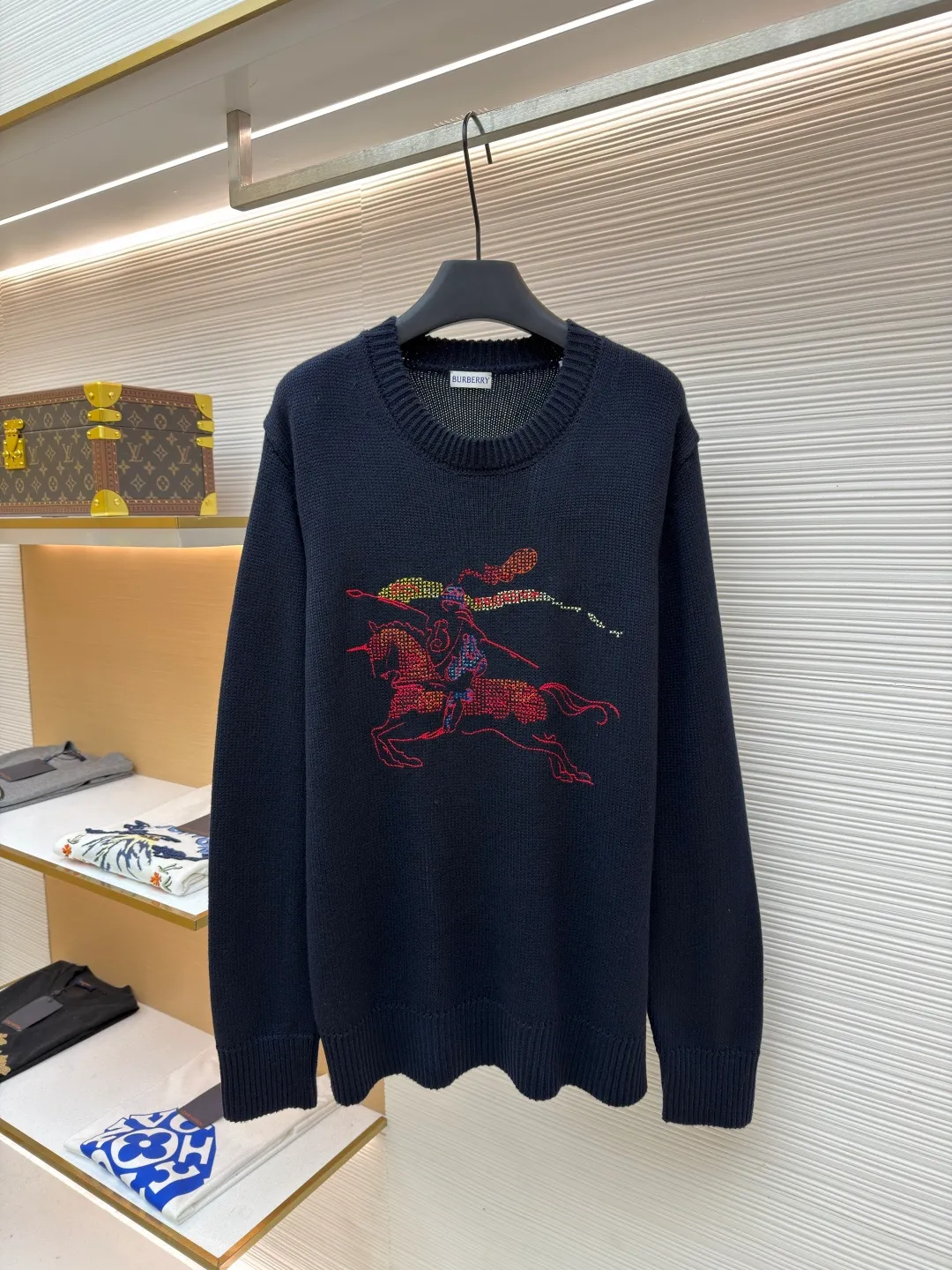 Burberry equestrian logo embroidered wool blend sweater ●Original version: purchased and developed by 10359 ●Item number: 1682539-B40 ●Fabric: wool fabric ●Technology: knitted ●Color: navy ●Version: fitted version ●Weight: about 690 grams ●Size: S-M-L-XL ●Description: The golden blended fabric is made of wool as the main body and cashmere as the supplement. It is woven with thick yarn and feels as soft and plump as clouds. The crispness of wool and the delicate interweaving of cashmere not only retain the breathable and warm properties of natural fibers, but also give the fabric just the right drape, making the upper body light and burden-free. The delicate knitted texture shows a soft luster under the light, and the dark tone highlights the high-end texture of the fabric, injecting warmth into autumn and winter wear. Rib knit decoration: The collar, cuffs and hem are made of wool and cashmere with a small amount of elastic fiber and polyamide rib weaving. The tight and elastic coil structure ensures that it fits the body shape and is not easy to deform when worn. It has both a comfortable wrapping feeling and a neat silhouette. The iconic equestrian knight logo is reinterpreted with cross-stitch technology. The embroidery thread is blended from 68% polyester fiber + 16% acrylic fiber + 16% wool. The color is full and tough. The dynamic lines of the knight and the horse are outlined through fine stitching. The red main tone is intertwined with gold and blue details. The three-dimensional embroidery method makes the pattern come to life, like a miniature work of art, injecting retro and vitality into the classic casual silhouette. The shrinking properties of cashmere fiber are used to shrink knitted sweaters. The overall wiring is straight and delicate, the fabric is comfortable and soft, and the color is consistent without color difference. It can be matched with the same style to create a fashionable look and control various occasions. Customized accessories, complete with three standards, same style for men and women!