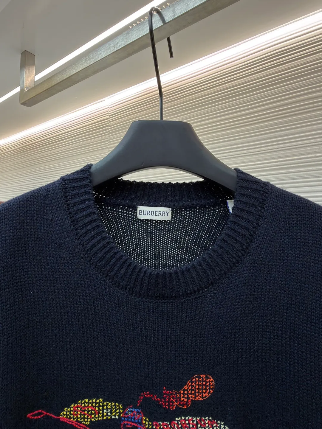 Burberry equestrian logo embroidered wool blend sweater ●Original version: purchased and developed by 10359 ●Item number: 1682539-B40 ●Fabric: wool fabric ●Technology: knitted ●Color: navy ●Version: fitted version ●Weight: about 690 grams ●Size: S-M-L-XL ●Description: The golden blended fabric is made of wool as the main body and cashmere as the supplement. It is woven with thick yarn and feels as soft and plump as clouds. The crispness of wool and the delicate interweaving of cashmere not only retain the breathable and warm properties of natural fibers, but also give the fabric just the right drape, making the upper body light and burden-free. The delicate knitted texture shows a soft luster under the light, and the dark tone highlights the high-end texture of the fabric, injecting warmth into autumn and winter wear. Rib knit decoration: The collar, cuffs and hem are made of wool and cashmere with a small amount of elastic fiber and polyamide rib weaving. The tight and elastic coil structure ensures that it fits the body shape and is not easy to deform when worn. It has both a comfortable wrapping feeling and a neat silhouette. The iconic equestrian knight logo is reinterpreted with cross-stitch technology. The embroidery thread is blended from 68% polyester fiber + 16% acrylic fiber + 16% wool. The color is full and tough. The dynamic lines of the knight and the horse are outlined through fine stitching. The red main tone is intertwined with gold and blue details. The three-dimensional embroidery method makes the pattern come to life, like a miniature work of art, injecting retro and vitality into the classic casual silhouette. The shrinking properties of cashmere fiber are used to shrink knitted sweaters. The overall wiring is straight and delicate, the fabric is comfortable and soft, and the color is consistent without color difference. It can be matched with the same style to create a fashionable look and control various occasions. Customized accessories, complete with three standards, same style for men and women!