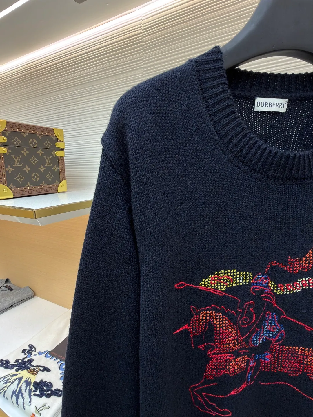 Burberry equestrian logo embroidered wool blend sweater ●Original version: purchased and developed by 10359 ●Item number: 1682539-B40 ●Fabric: wool fabric ●Technology: knitted ●Color: navy ●Version: fitted version ●Weight: about 690 grams ●Size: S-M-L-XL ●Description: The golden blended fabric is made of wool as the main body and cashmere as the supplement. It is woven with thick yarn and feels as soft and plump as clouds. The crispness of wool and the delicate interweaving of cashmere not only retain the breathable and warm properties of natural fibers, but also give the fabric just the right drape, making the upper body light and burden-free. The delicate knitted texture shows a soft luster under the light, and the dark tone highlights the high-end texture of the fabric, injecting warmth into autumn and winter wear. Rib knit decoration: The collar, cuffs and hem are made of wool and cashmere with a small amount of elastic fiber and polyamide rib weaving. The tight and elastic coil structure ensures that it fits the body shape and is not easy to deform when worn. It has both a comfortable wrapping feeling and a neat silhouette. The iconic equestrian knight logo is reinterpreted with cross-stitch technology. The embroidery thread is blended from 68% polyester fiber + 16% acrylic fiber + 16% wool. The color is full and tough. The dynamic lines of the knight and the horse are outlined through fine stitching. The red main tone is intertwined with gold and blue details. The three-dimensional embroidery method makes the pattern come to life, like a miniature work of art, injecting retro and vitality into the classic casual silhouette. The shrinking properties of cashmere fiber are used to shrink knitted sweaters. The overall wiring is straight and delicate, the fabric is comfortable and soft, and the color is consistent without color difference. It can be matched with the same style to create a fashionable look and control various occasions. Customized accessories, complete with three standards, same style for men and women!