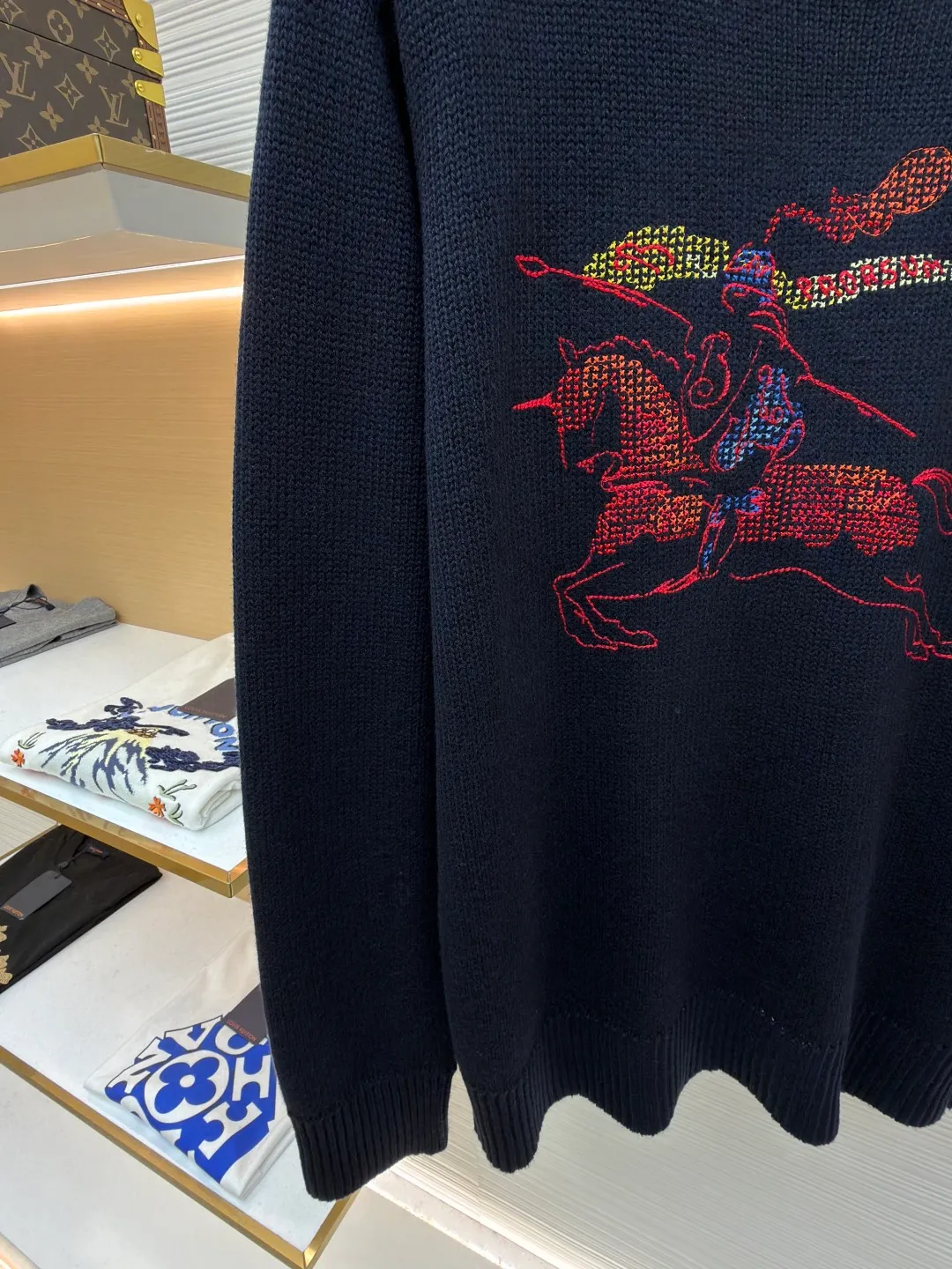 Burberry equestrian logo embroidered wool blend sweater ●Original version: purchased and developed by 10359 ●Item number: 1682539-B40 ●Fabric: wool fabric ●Technology: knitted ●Color: navy ●Version: fitted version ●Weight: about 690 grams ●Size: S-M-L-XL ●Description: The golden blended fabric is made of wool as the main body and cashmere as the supplement. It is woven with thick yarn and feels as soft and plump as clouds. The crispness of wool and the delicate interweaving of cashmere not only retain the breathable and warm properties of natural fibers, but also give the fabric just the right drape, making the upper body light and burden-free. The delicate knitted texture shows a soft luster under the light, and the dark tone highlights the high-end texture of the fabric, injecting warmth into autumn and winter wear. Rib knit decoration: The collar, cuffs and hem are made of wool and cashmere with a small amount of elastic fiber and polyamide rib weaving. The tight and elastic coil structure ensures that it fits the body shape and is not easy to deform when worn. It has both a comfortable wrapping feeling and a neat silhouette. The iconic equestrian knight logo is reinterpreted with cross-stitch technology. The embroidery thread is blended from 68% polyester fiber + 16% acrylic fiber + 16% wool. The color is full and tough. The dynamic lines of the knight and the horse are outlined through fine stitching. The red main tone is intertwined with gold and blue details. The three-dimensional embroidery method makes the pattern come to life, like a miniature work of art, injecting retro and vitality into the classic casual silhouette. The shrinking properties of cashmere fiber are used to shrink knitted sweaters. The overall wiring is straight and delicate, the fabric is comfortable and soft, and the color is consistent without color difference. It can be matched with the same style to create a fashionable look and control various occasions. Customized accessories, complete with three standards, same style for men and women!