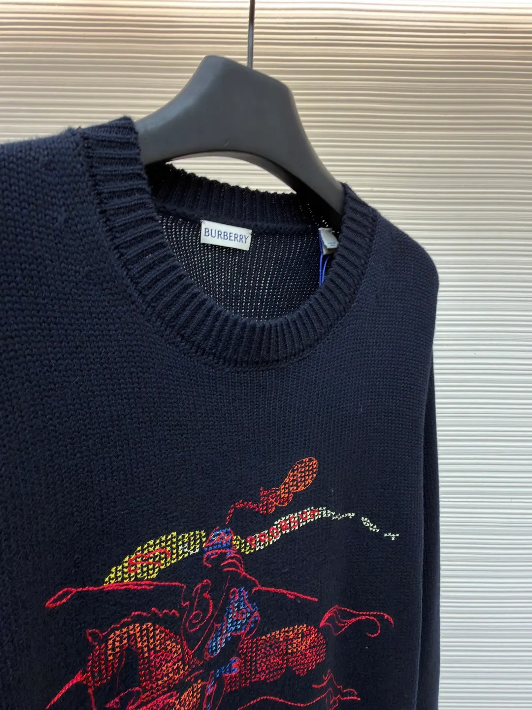 Burberry equestrian logo embroidered wool blend sweater ●Original version: purchased and developed by 10359 ●Item number: 1682539-B40 ●Fabric: wool fabric ●Technology: knitted ●Color: navy ●Version: fitted version ●Weight: about 690 grams ●Size: S-M-L-XL ●Description: The golden blended fabric is made of wool as the main body and cashmere as the supplement. It is woven with thick yarn and feels as soft and plump as clouds. The crispness of wool and the delicate interweaving of cashmere not only retain the breathable and warm properties of natural fibers, but also give the fabric just the right drape, making the upper body light and burden-free. The delicate knitted texture shows a soft luster under the light, and the dark tone highlights the high-end texture of the fabric, injecting warmth into autumn and winter wear. Rib knit decoration: The collar, cuffs and hem are made of wool and cashmere with a small amount of elastic fiber and polyamide rib weaving. The tight and elastic coil structure ensures that it fits the body shape and is not easy to deform when worn. It has both a comfortable wrapping feeling and a neat silhouette. The iconic equestrian knight logo is reinterpreted with cross-stitch technology. The embroidery thread is blended from 68% polyester fiber + 16% acrylic fiber + 16% wool. The color is full and tough. The dynamic lines of the knight and the horse are outlined through fine stitching. The red main tone is intertwined with gold and blue details. The three-dimensional embroidery method makes the pattern come to life, like a miniature work of art, injecting retro and vitality into the classic casual silhouette. The shrinking properties of cashmere fiber are used to shrink knitted sweaters. The overall wiring is straight and delicate, the fabric is comfortable and soft, and the color is consistent without color difference. It can be matched with the same style to create a fashionable look and control various occasions. Customized accessories, complete with three standards, same style for men and women!