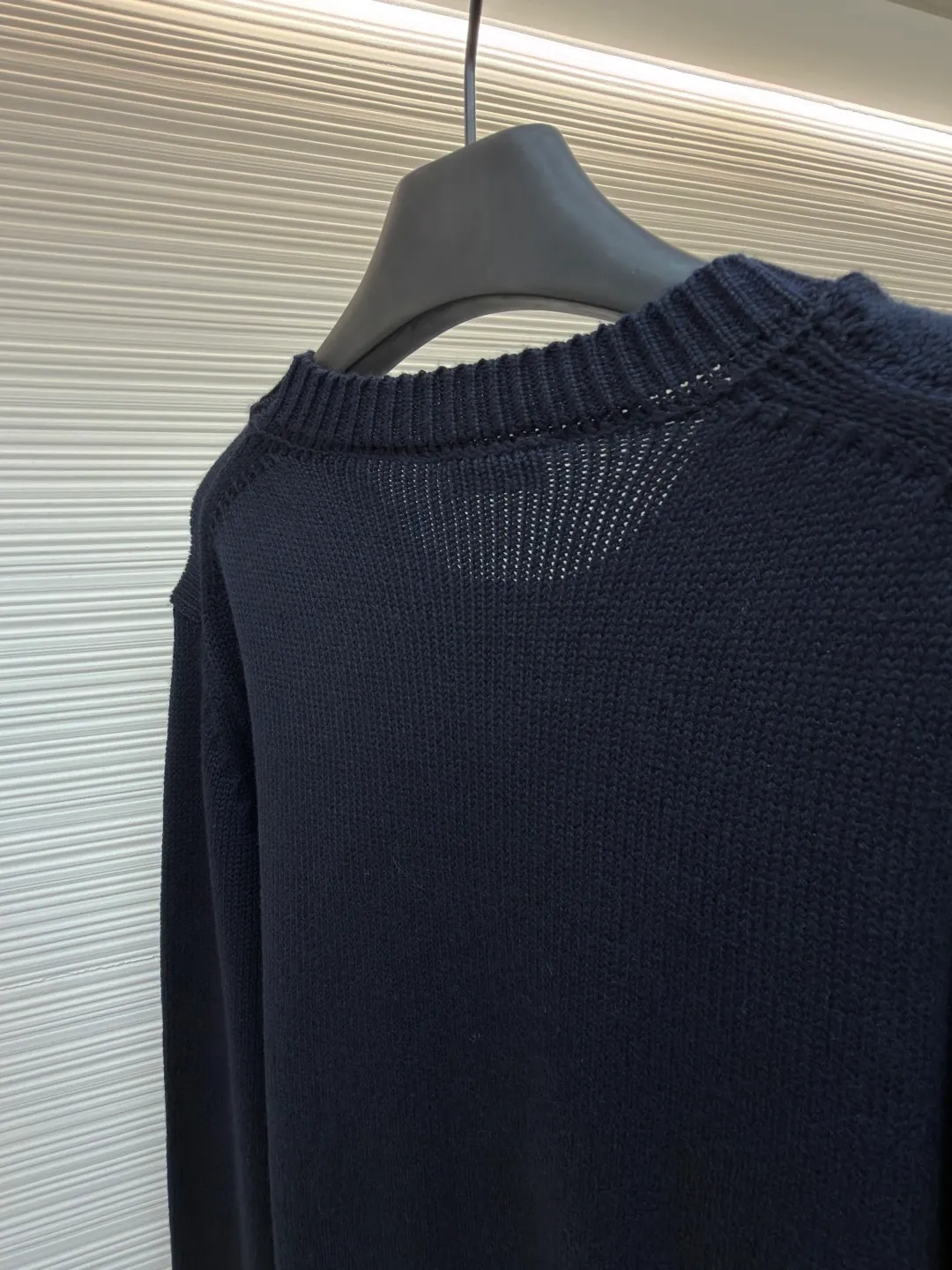 Burberry equestrian logo embroidered wool blend sweater ●Original version: purchased and developed by 10359 ●Item number: 1682539-B40 ●Fabric: wool fabric ●Technology: knitted ●Color: navy ●Version: fitted version ●Weight: about 690 grams ●Size: S-M-L-XL ●Description: The golden blended fabric is made of wool as the main body and cashmere as the supplement. It is woven with thick yarn and feels as soft and plump as clouds. The crispness of wool and the delicate interweaving of cashmere not only retain the breathable and warm properties of natural fibers, but also give the fabric just the right drape, making the upper body light and burden-free. The delicate knitted texture shows a soft luster under the light, and the dark tone highlights the high-end texture of the fabric, injecting warmth into autumn and winter wear. Rib knit decoration: The collar, cuffs and hem are made of wool and cashmere with a small amount of elastic fiber and polyamide rib weaving. The tight and elastic coil structure ensures that it fits the body shape and is not easy to deform when worn. It has both a comfortable wrapping feeling and a neat silhouette. The iconic equestrian knight logo is reinterpreted with cross-stitch technology. The embroidery thread is blended from 68% polyester fiber + 16% acrylic fiber + 16% wool. The color is full and tough. The dynamic lines of the knight and the horse are outlined through fine stitching. The red main tone is intertwined with gold and blue details. The three-dimensional embroidery method makes the pattern come to life, like a miniature work of art, injecting retro and vitality into the classic casual silhouette. The shrinking properties of cashmere fiber are used to shrink knitted sweaters. The overall wiring is straight and delicate, the fabric is comfortable and soft, and the color is consistent without color difference. It can be matched with the same style to create a fashionable look and control various occasions. Customized accessories, complete with three standards, same style for men and women!