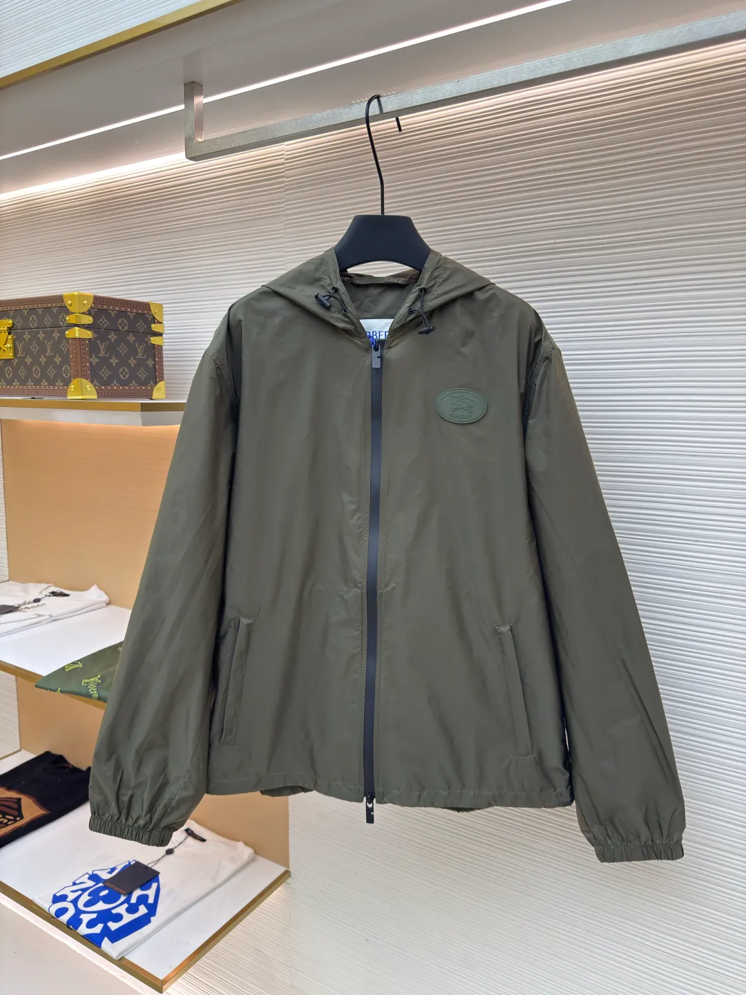 Burberry Knight's Seal Jacket ●Authentic product: Purchased and developed by 6283 ●Item number: 1680541-B25 ●Fabric: nylon fabric ●Technology: Positioning cutting machine ●Version: Fitted version ●Weight: about 305 grams ●Size: S-M-L-XL ●Description: Nylon fabric made of 100% polyamide fiber. Its molecular chain structure gives it extremely strong resistance to friction and wear. At the same time, it has high fracture strength, nodule strength, and good toughness, making it able to withstand large tensile forces and impact forces and is not easily damaged. After special weaving technology and anti-static treatment, the breathability and anti-static performance are significantly improved, greatly improving the wearing experience. Strong three-dimensional effect: During the printing process of glue printing, the glue will form a thick colloid layer, giving the printed pattern a three-dimensional effect. It not only enhances the visual effect of printing, but also makes the hand feel richer. Good durability. After the glue printing is cured, the printed pattern is closely integrated with the fabric and is not easy to fall off. The overall wiring is straight and delicate, the fabric is comfortable and soft, and the color is consistent without color difference. It can be matched with the same style to create a fashionable look and control various occasions. Customized accessories, complete with three standards, same style for men and women!