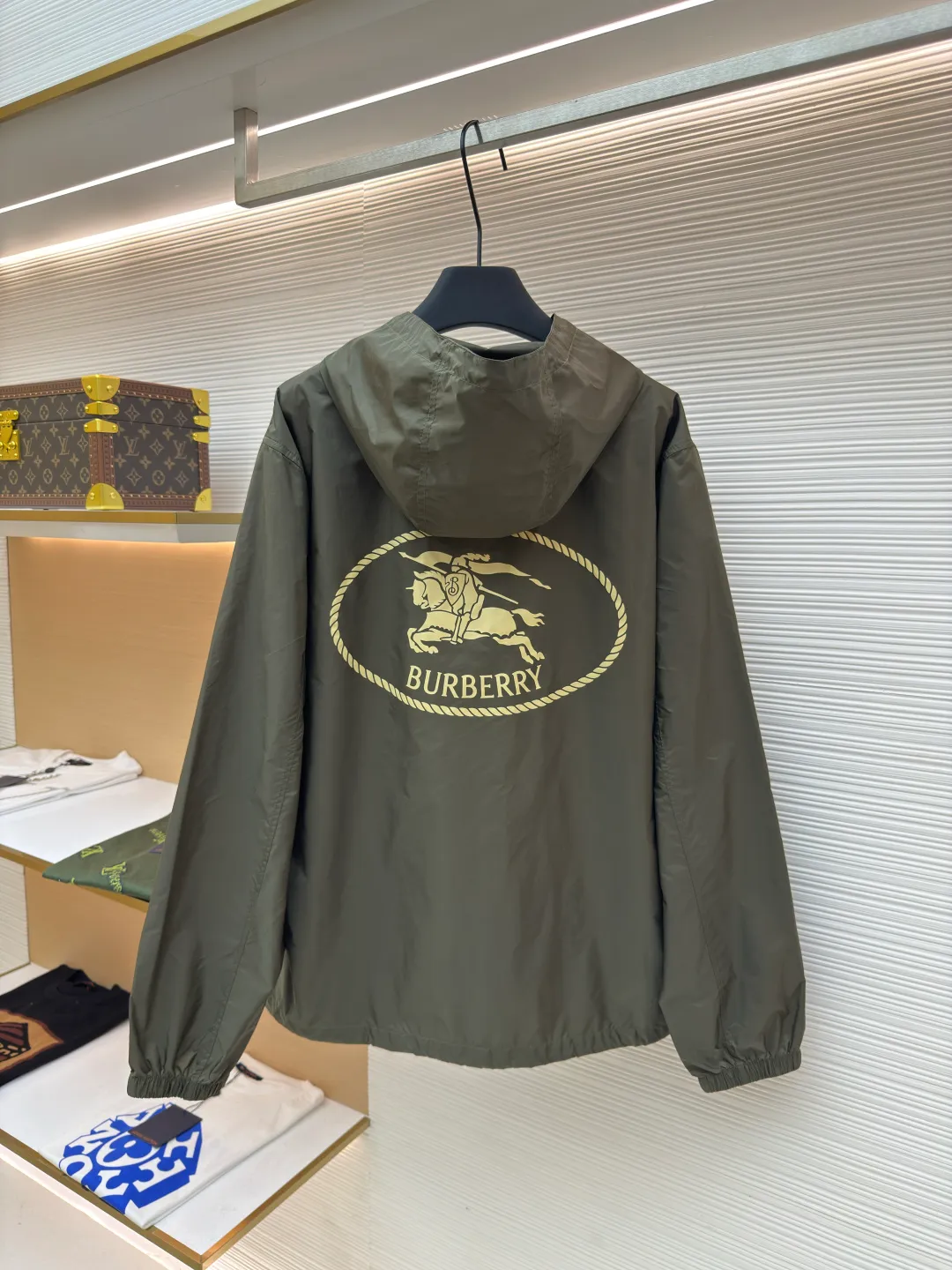 Burberry Knight's Seal Jacket ●Authentic product: Purchased and developed by 6283 ●Item number: 1680541-B25 ●Fabric: nylon fabric ●Technology: Positioning cutting machine ●Version: Fitted version ●Weight: about 305 grams ●Size: S-M-L-XL ●Description: Nylon fabric made of 100% polyamide fiber. Its molecular chain structure gives it extremely strong resistance to friction and wear. At the same time, it has high fracture strength, nodule strength, and good toughness, making it able to withstand large tensile forces and impact forces and is not easily damaged. After special weaving technology and anti-static treatment, the breathability and anti-static performance are significantly improved, greatly improving the wearing experience. Strong three-dimensional effect: During the printing process of glue printing, the glue will form a thick colloid layer, giving the printed pattern a three-dimensional effect. It not only enhances the visual effect of printing, but also makes the hand feel richer. Good durability. After the glue printing is cured, the printed pattern is closely integrated with the fabric and is not easy to fall off. The overall wiring is straight and delicate, the fabric is comfortable and soft, and the color is consistent without color difference. It can be matched with the same style to create a fashionable look and control various occasions. Customized accessories, complete with three standards, same style for men and women!