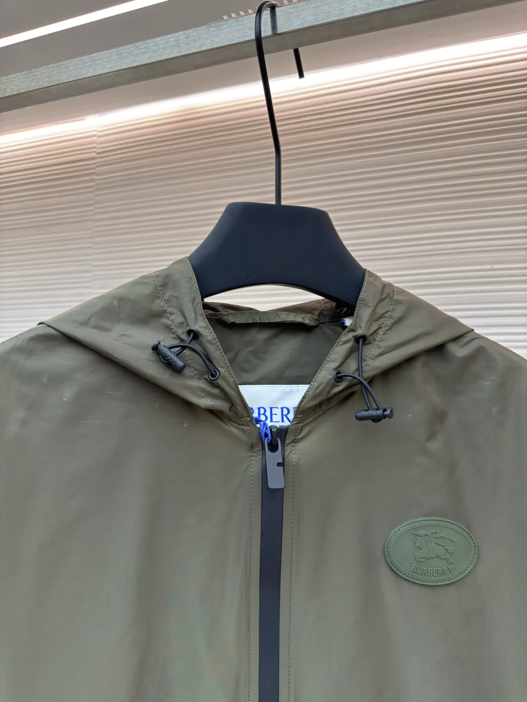 Burberry Knight's Seal Jacket ●Authentic product: Purchased and developed by 6283 ●Item number: 1680541-B25 ●Fabric: nylon fabric ●Technology: Positioning cutting machine ●Version: Fitted version ●Weight: about 305 grams ●Size: S-M-L-XL ●Description: Nylon fabric made of 100% polyamide fiber. Its molecular chain structure gives it extremely strong resistance to friction and wear. At the same time, it has high fracture strength, nodule strength, and good toughness, making it able to withstand large tensile forces and impact forces and is not easily damaged. After special weaving technology and anti-static treatment, the breathability and anti-static performance are significantly improved, greatly improving the wearing experience. Strong three-dimensional effect: During the printing process of glue printing, the glue will form a thick colloid layer, giving the printed pattern a three-dimensional effect. It not only enhances the visual effect of printing, but also makes the hand feel richer. Good durability. After the glue printing is cured, the printed pattern is closely integrated with the fabric and is not easy to fall off. The overall wiring is straight and delicate, the fabric is comfortable and soft, and the color is consistent without color difference. It can be matched with the same style to create a fashionable look and control various occasions. Customized accessories, complete with three standards, same style for men and women!