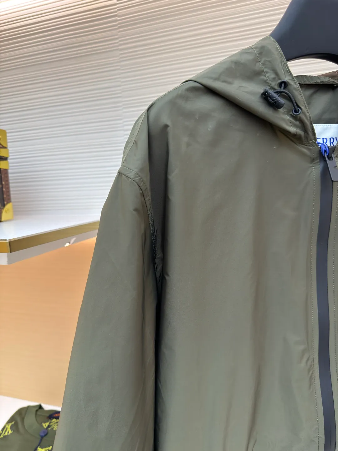 Burberry Knight's Seal Jacket ●Authentic product: Purchased and developed by 6283 ●Item number: 1680541-B25 ●Fabric: nylon fabric ●Technology: Positioning cutting machine ●Version: Fitted version ●Weight: about 305 grams ●Size: S-M-L-XL ●Description: Nylon fabric made of 100% polyamide fiber. Its molecular chain structure gives it extremely strong resistance to friction and wear. At the same time, it has high fracture strength, nodule strength, and good toughness, making it able to withstand large tensile forces and impact forces and is not easily damaged. After special weaving technology and anti-static treatment, the breathability and anti-static performance are significantly improved, greatly improving the wearing experience. Strong three-dimensional effect: During the printing process of glue printing, the glue will form a thick colloid layer, giving the printed pattern a three-dimensional effect. It not only enhances the visual effect of printing, but also makes the hand feel richer. Good durability. After the glue printing is cured, the printed pattern is closely integrated with the fabric and is not easy to fall off. The overall wiring is straight and delicate, the fabric is comfortable and soft, and the color is consistent without color difference. It can be matched with the same style to create a fashionable look and control various occasions. Customized accessories, complete with three standards, same style for men and women!
