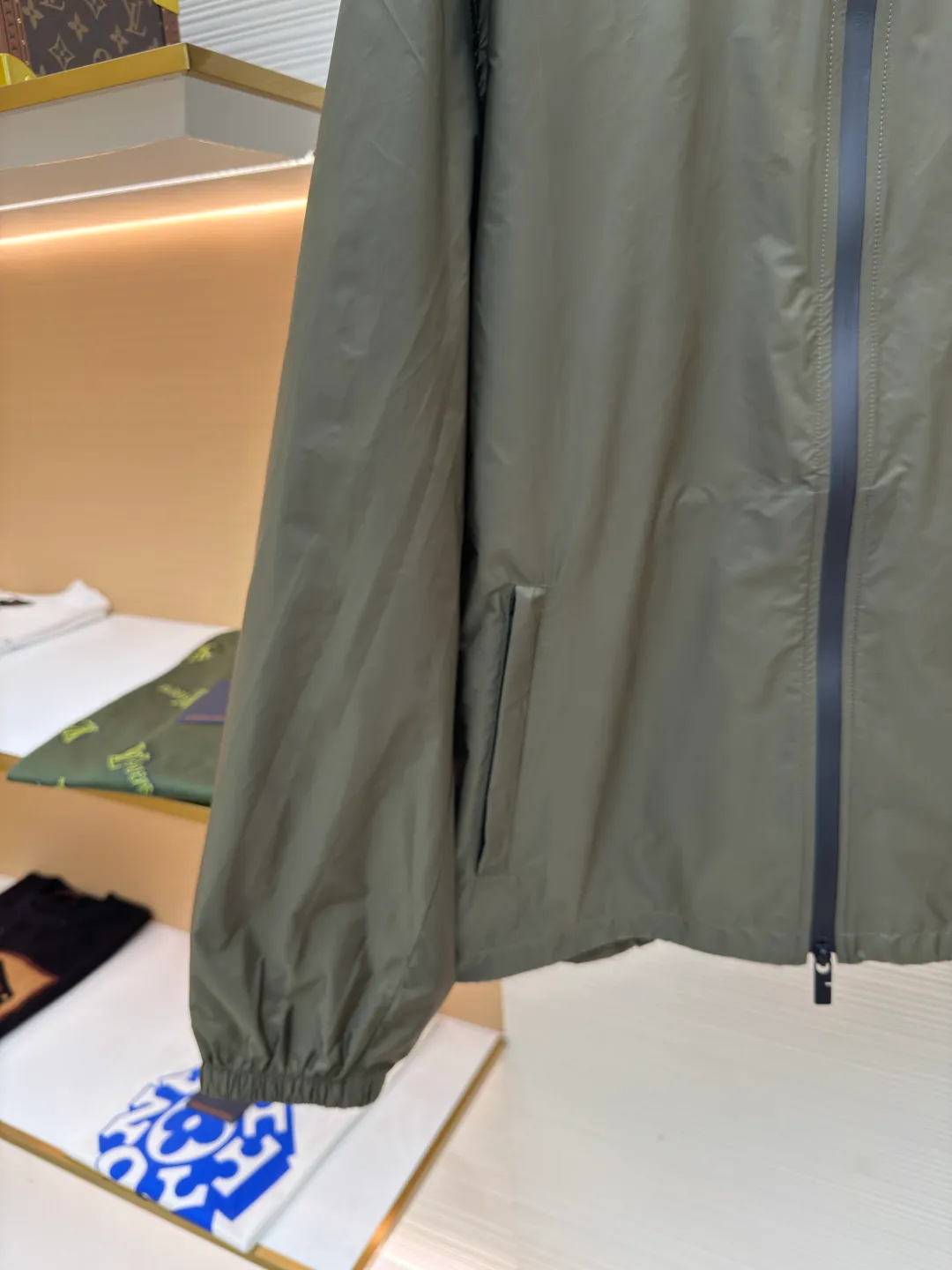 Burberry Knight's Seal Jacket ●Authentic product: Purchased and developed by 6283 ●Item number: 1680541-B25 ●Fabric: nylon fabric ●Technology: Positioning cutting machine ●Version: Fitted version ●Weight: about 305 grams ●Size: S-M-L-XL ●Description: Nylon fabric made of 100% polyamide fiber. Its molecular chain structure gives it extremely strong resistance to friction and wear. At the same time, it has high fracture strength, nodule strength, and good toughness, making it able to withstand large tensile forces and impact forces and is not easily damaged. After special weaving technology and anti-static treatment, the breathability and anti-static performance are significantly improved, greatly improving the wearing experience. Strong three-dimensional effect: During the printing process of glue printing, the glue will form a thick colloid layer, giving the printed pattern a three-dimensional effect. It not only enhances the visual effect of printing, but also makes the hand feel richer. Good durability. After the glue printing is cured, the printed pattern is closely integrated with the fabric and is not easy to fall off. The overall wiring is straight and delicate, the fabric is comfortable and soft, and the color is consistent without color difference. It can be matched with the same style to create a fashionable look and control various occasions. Customized accessories, complete with three standards, same style for men and women!