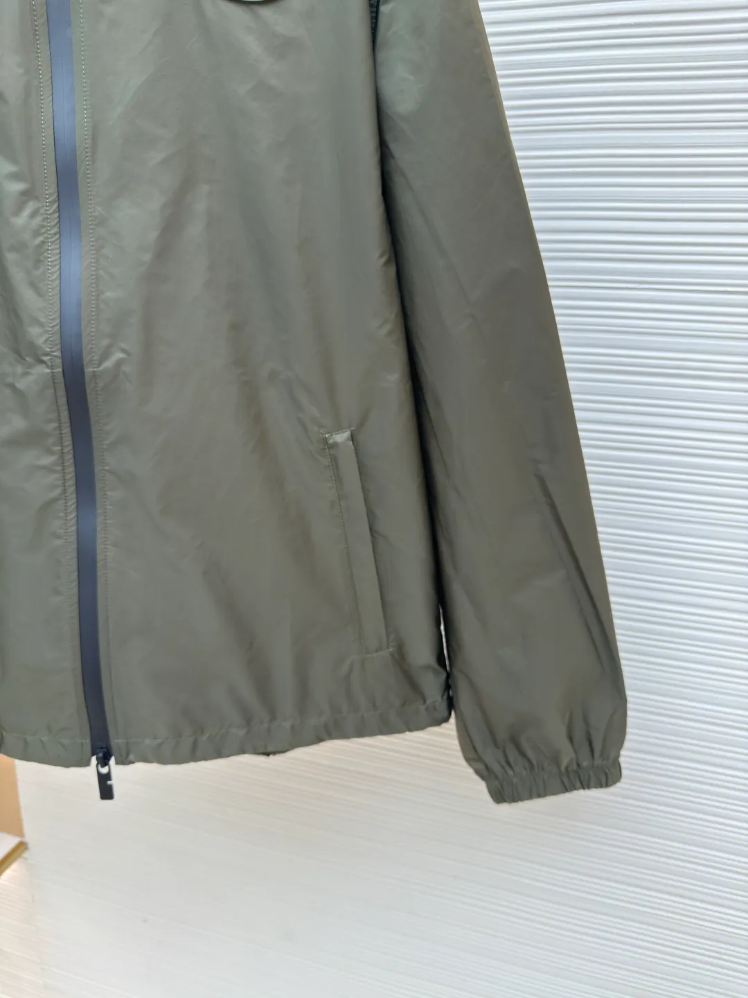 Burberry Knight's Seal Jacket ●Authentic product: Purchased and developed by 6283 ●Item number: 1680541-B25 ●Fabric: nylon fabric ●Technology: Positioning cutting machine ●Version: Fitted version ●Weight: about 305 grams ●Size: S-M-L-XL ●Description: Nylon fabric made of 100% polyamide fiber. Its molecular chain structure gives it extremely strong resistance to friction and wear. At the same time, it has high fracture strength, nodule strength, and good toughness, making it able to withstand large tensile forces and impact forces and is not easily damaged. After special weaving technology and anti-static treatment, the breathability and anti-static performance are significantly improved, greatly improving the wearing experience. Strong three-dimensional effect: During the printing process of glue printing, the glue will form a thick colloid layer, giving the printed pattern a three-dimensional effect. It not only enhances the visual effect of printing, but also makes the hand feel richer. Good durability. After the glue printing is cured, the printed pattern is closely integrated with the fabric and is not easy to fall off. The overall wiring is straight and delicate, the fabric is comfortable and soft, and the color is consistent without color difference. It can be matched with the same style to create a fashionable look and control various occasions. Customized accessories, complete with three standards, same style for men and women!