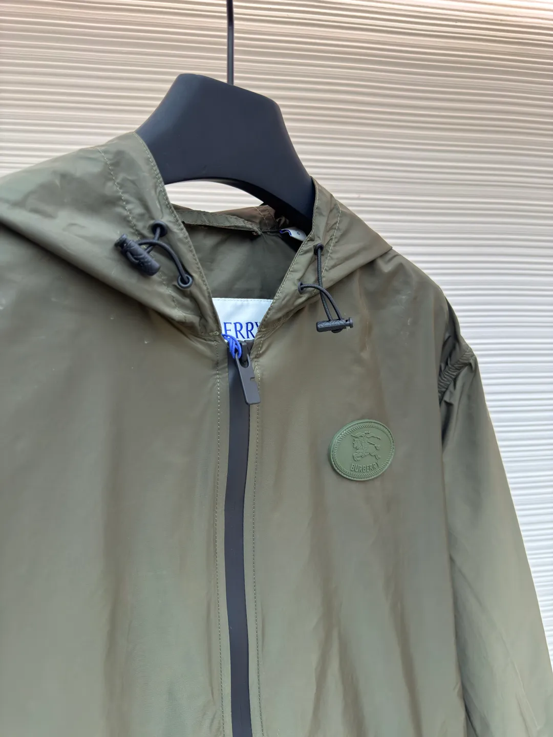 Burberry Knight's Seal Jacket ●Authentic product: Purchased and developed by 6283 ●Item number: 1680541-B25 ●Fabric: nylon fabric ●Technology: Positioning cutting machine ●Version: Fitted version ●Weight: about 305 grams ●Size: S-M-L-XL ●Description: Nylon fabric made of 100% polyamide fiber. Its molecular chain structure gives it extremely strong resistance to friction and wear. At the same time, it has high fracture strength, nodule strength, and good toughness, making it able to withstand large tensile forces and impact forces and is not easily damaged. After special weaving technology and anti-static treatment, the breathability and anti-static performance are significantly improved, greatly improving the wearing experience. Strong three-dimensional effect: During the printing process of glue printing, the glue will form a thick colloid layer, giving the printed pattern a three-dimensional effect. It not only enhances the visual effect of printing, but also makes the hand feel richer. Good durability. After the glue printing is cured, the printed pattern is closely integrated with the fabric and is not easy to fall off. The overall wiring is straight and delicate, the fabric is comfortable and soft, and the color is consistent without color difference. It can be matched with the same style to create a fashionable look and control various occasions. Customized accessories, complete with three standards, same style for men and women!