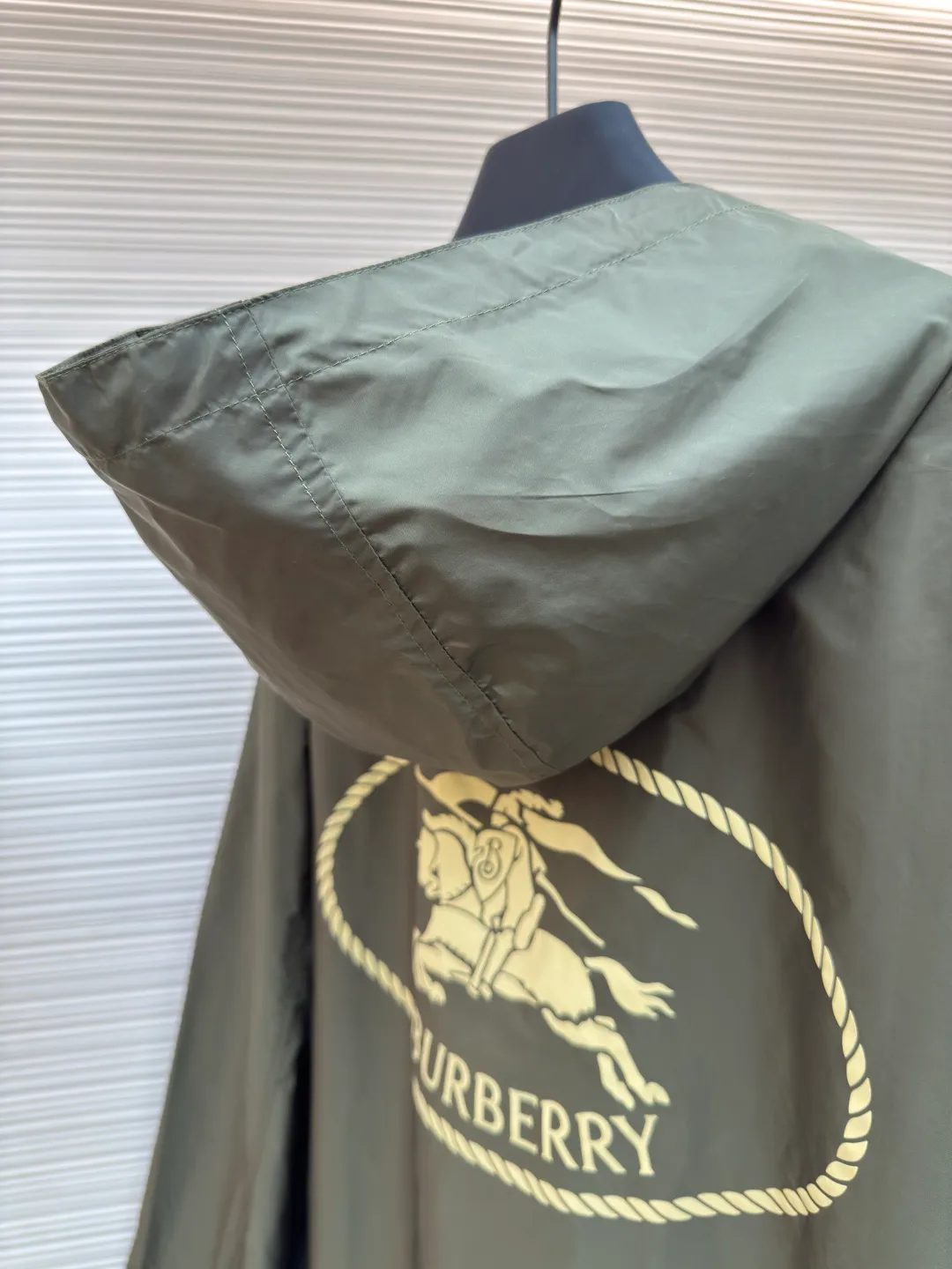 Burberry Knight's Seal Jacket ●Authentic product: Purchased and developed by 6283 ●Item number: 1680541-B25 ●Fabric: nylon fabric ●Technology: Positioning cutting machine ●Version: Fitted version ●Weight: about 305 grams ●Size: S-M-L-XL ●Description: Nylon fabric made of 100% polyamide fiber. Its molecular chain structure gives it extremely strong resistance to friction and wear. At the same time, it has high fracture strength, nodule strength, and good toughness, making it able to withstand large tensile forces and impact forces and is not easily damaged. After special weaving technology and anti-static treatment, the breathability and anti-static performance are significantly improved, greatly improving the wearing experience. Strong three-dimensional effect: During the printing process of glue printing, the glue will form a thick colloid layer, giving the printed pattern a three-dimensional effect. It not only enhances the visual effect of printing, but also makes the hand feel richer. Good durability. After the glue printing is cured, the printed pattern is closely integrated with the fabric and is not easy to fall off. The overall wiring is straight and delicate, the fabric is comfortable and soft, and the color is consistent without color difference. It can be matched with the same style to create a fashionable look and control various occasions. Customized accessories, complete with three standards, same style for men and women!