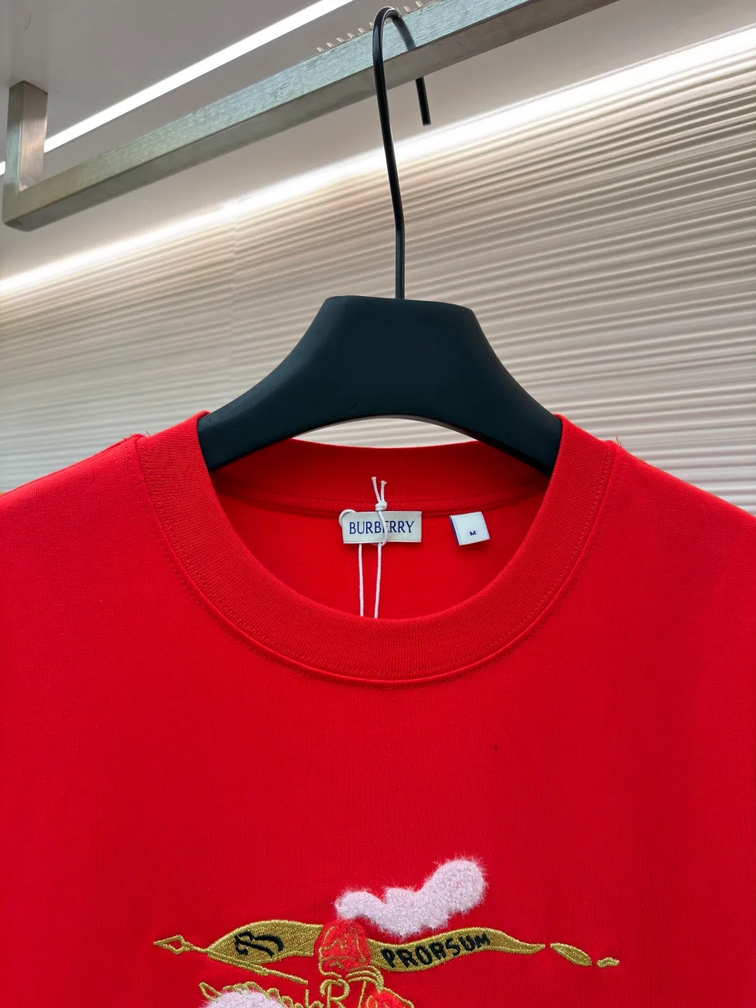 Burberry fleece pony round neck short sleeves ●Original version: Purchased and developed for 4850 ●Item number: 1682162-A05 ●Fabric: pure cotton plain weave ●Technology: embroidery production ●Color: red ●Version: fitted version ●Weight: about 265 grams ●Size: Fine cotton fabrics usually have better moisture absorption, breathability, wear resistance, and are also softer and smoother. Vintage fine cotton fabric is a relatively thick cotton fabric that has been carefully processed and treated to have excellent texture and performance. It feels soft and comfortable and fits the skin very well when worn. Craftsmanship with plush effect, new season equestrian knight logo embroidery, and metallic yarns with a rich touch are the core of the design. During the embroidery process, special yarns containing metallic threads are mixed and programmed through a computer embroidery machine to integrate the metallic yarns into specific parts of the pattern using stitching methods such as chain embroidery and tatami embroidery. On top of the traditional three-dimensional sense of embroidery, a shimmering metallic luster and a special cool touch are added, causing the classic logo pattern to produce local highlights under light, showing a reshaped modern sense and a high-end customization-like sophistication, which is highly recognizable. The overall wiring is straight and delicate, the fabric is comfortable and soft, and the color is consistent without color difference. It can be matched with the same style to create a fashionable look and control various occasions. Customized accessories, complete with three standards, same style for men and women!